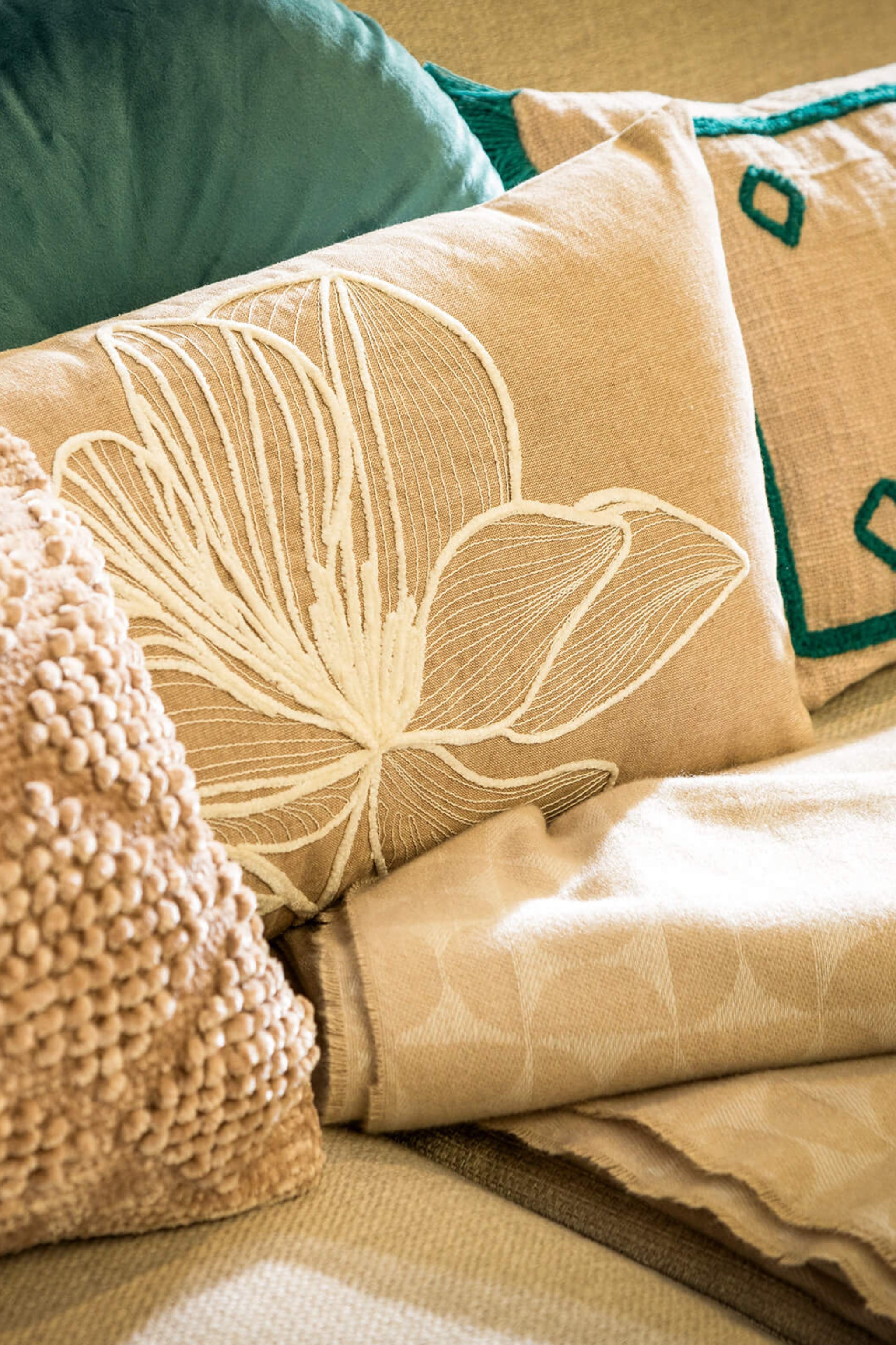 Kissen mit großer Blume, taupe-beige von Trends & Lifestyle Deutschland GmbH