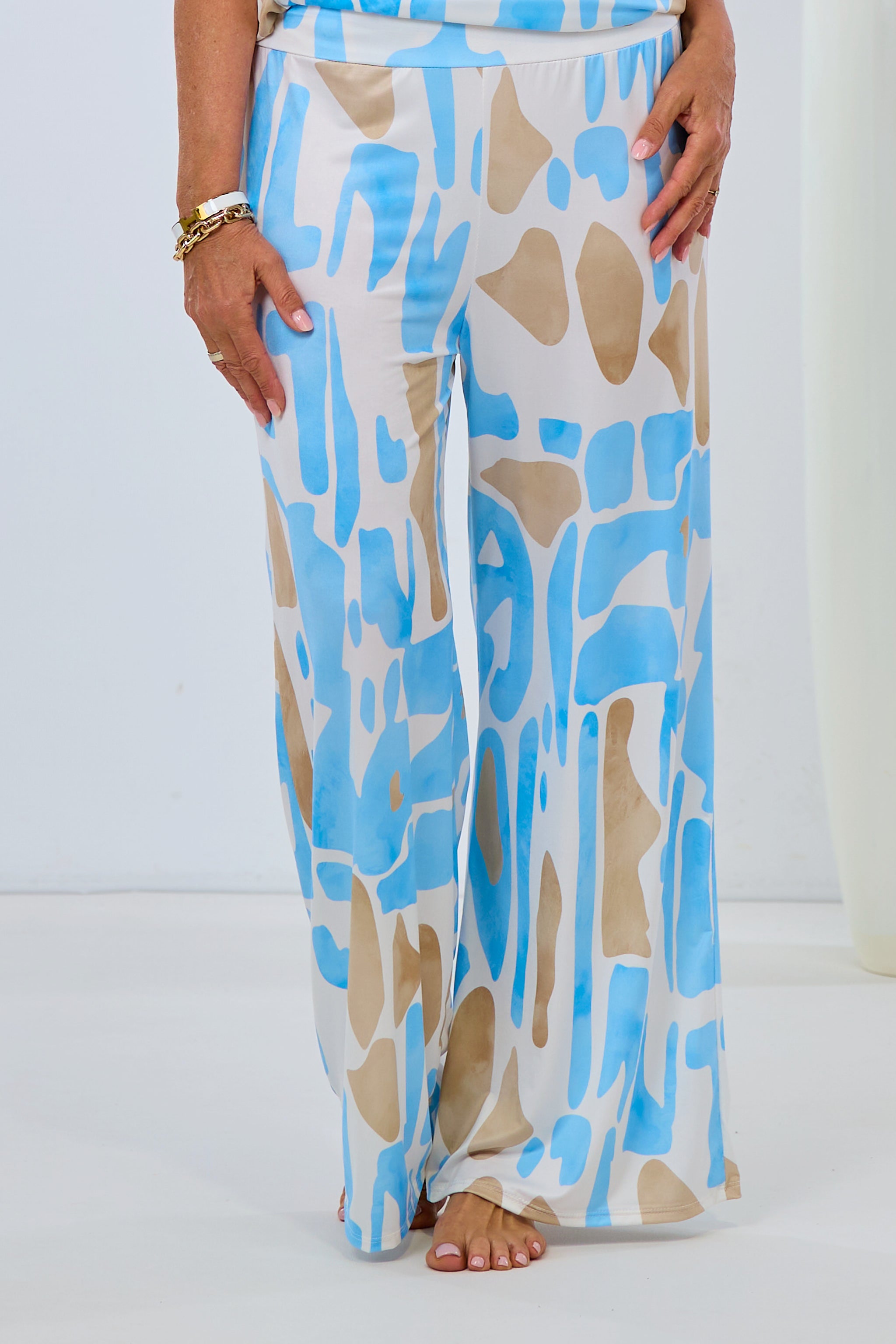 weich fallende Hose mit Retro-Muster, hellblau-camel-ecru