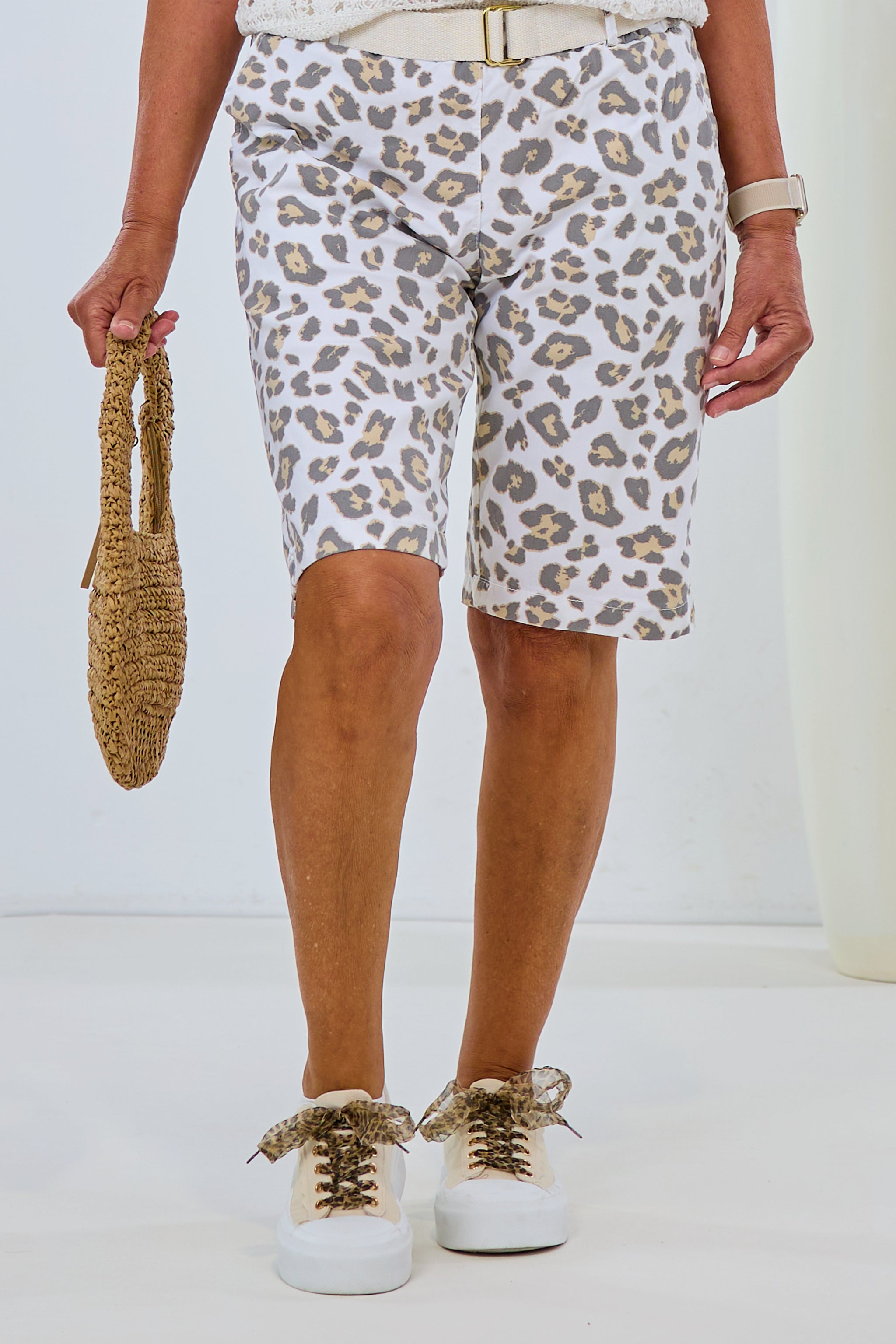 Shorts in leopard print, white-leopard