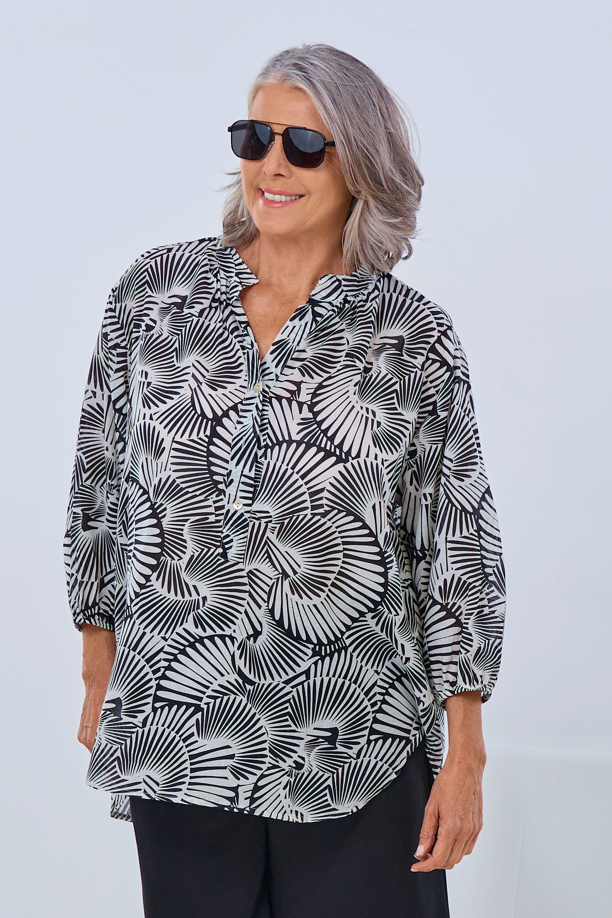 Light blouse with fantasy print, black-ecru