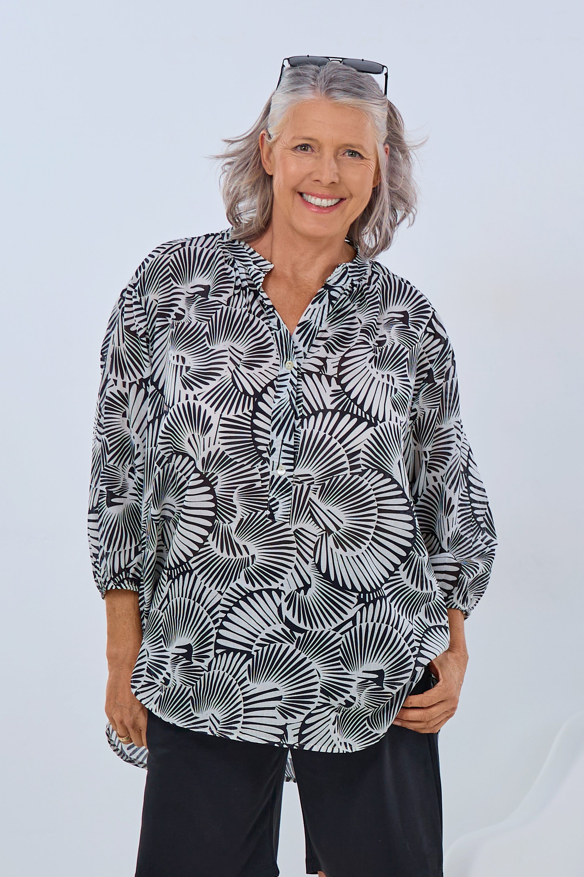 Light blouse with fantasy print, black-ecru