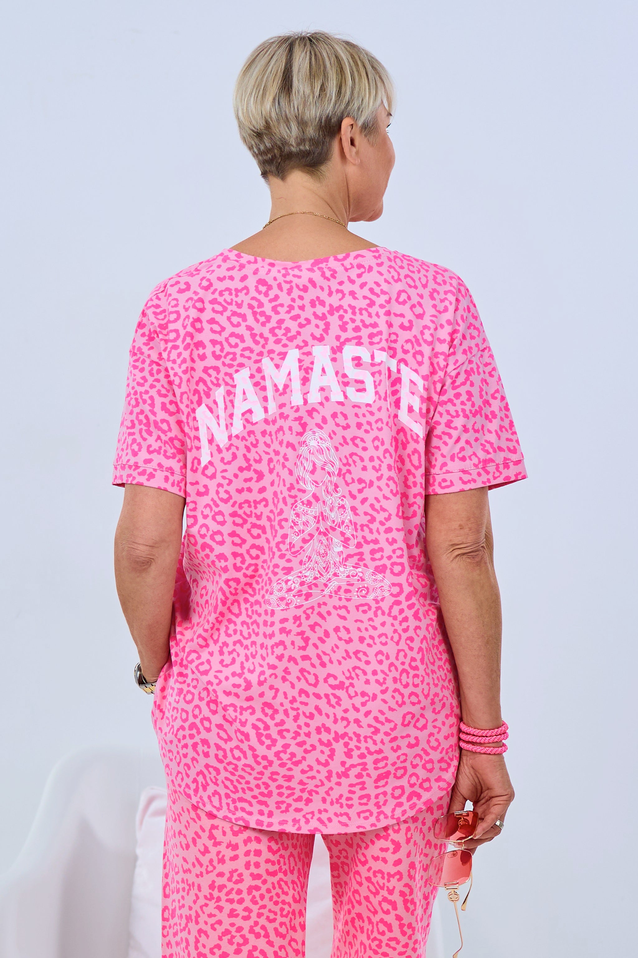 T-Shirt mit NAMASTE Print, rosa-leo