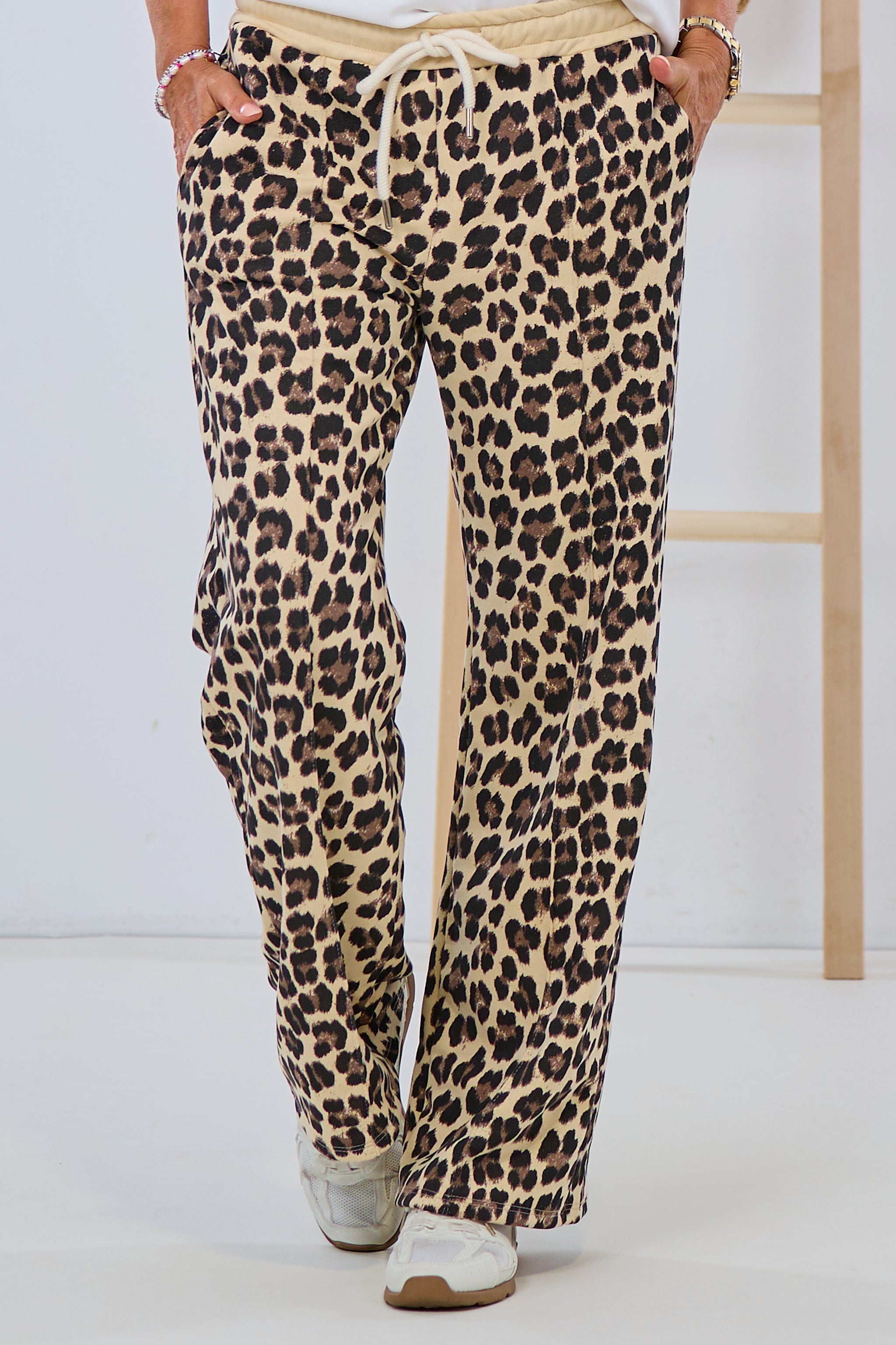 Sweatpants with piping, beige-leo