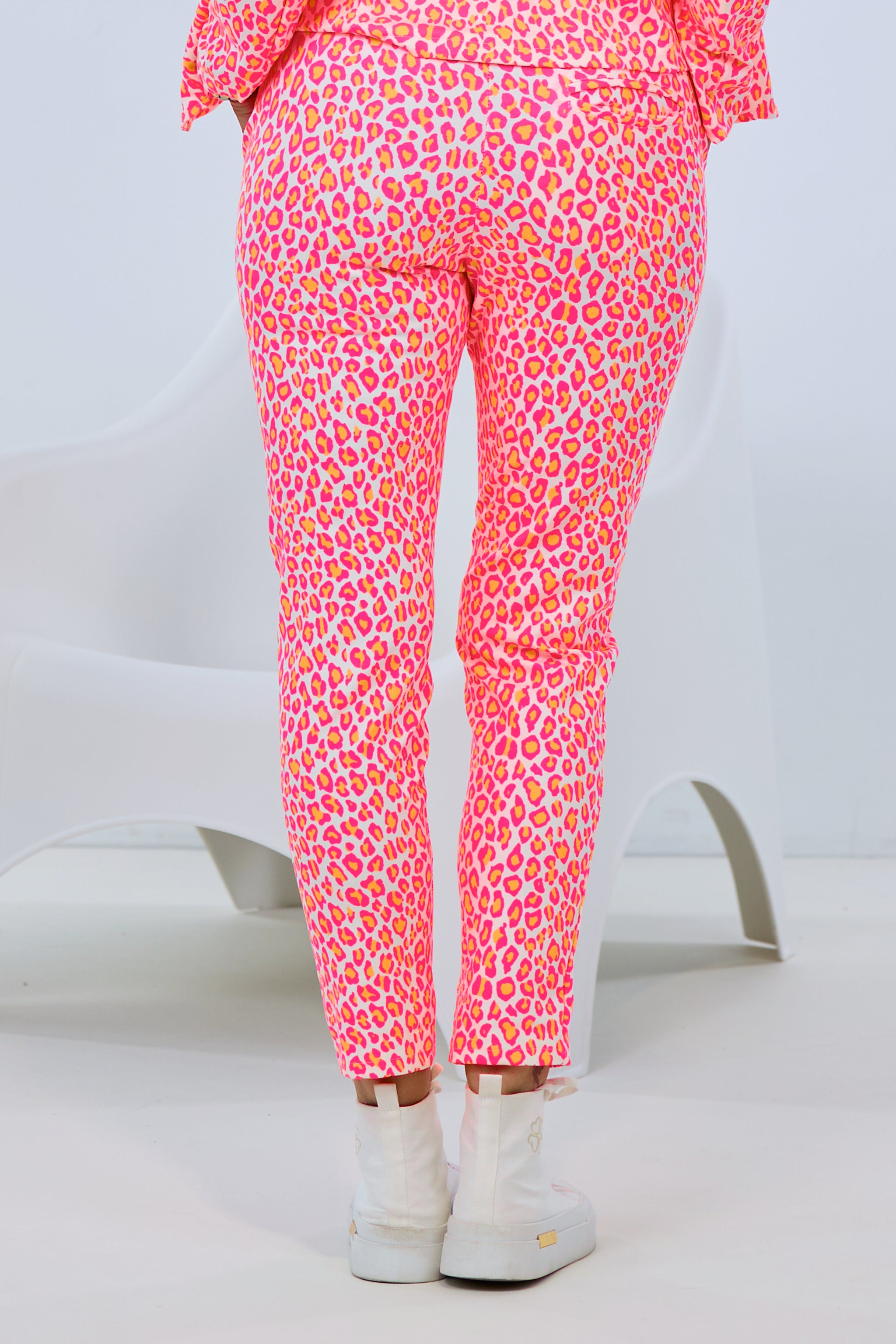 Anzughose im Leo-Design mit Eingriffstaschen und elastischem Bund, neon pink/orange