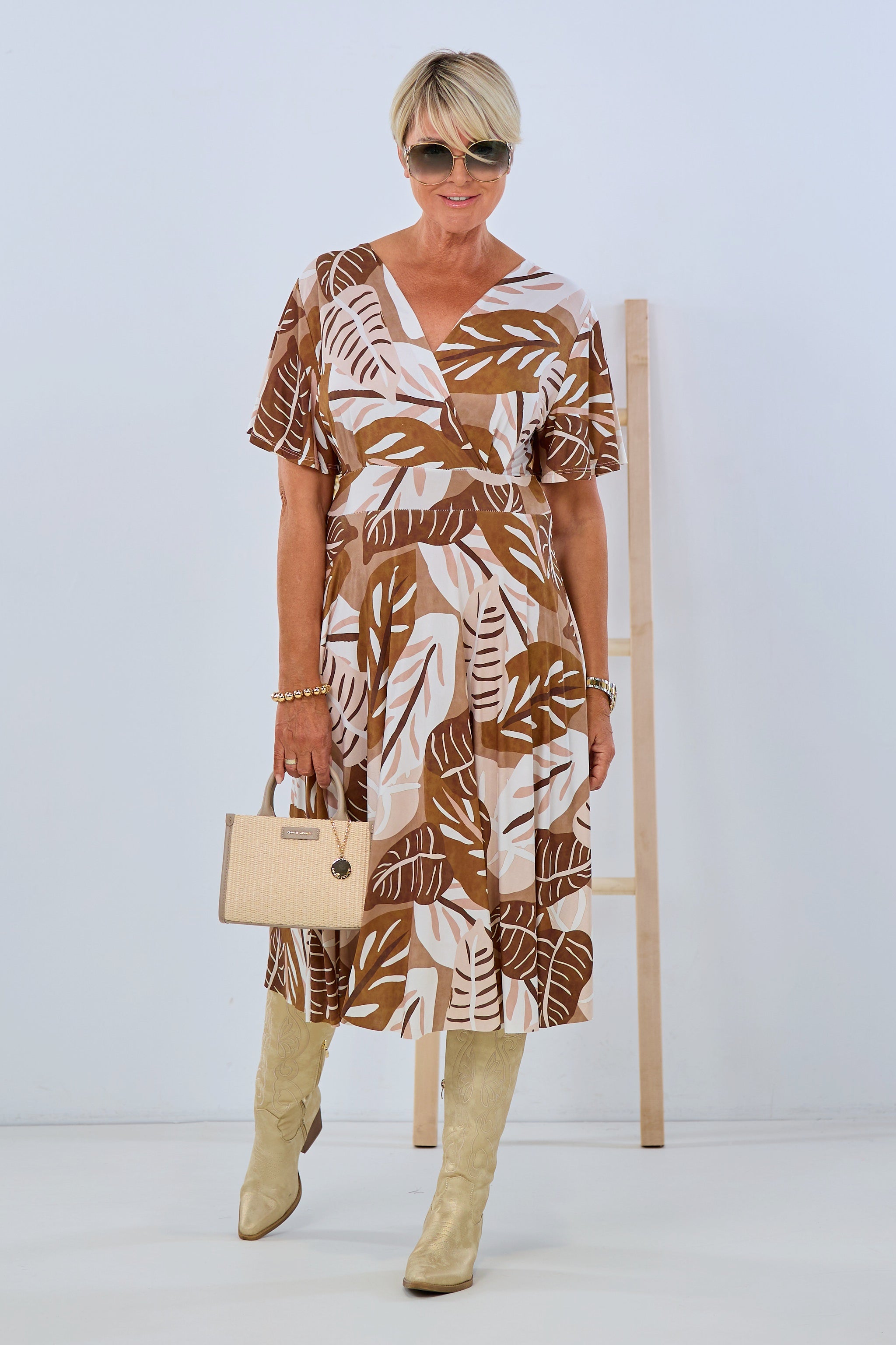 Tailliertes Kleid mit Blatt-Motiv, kurzem Arm und V-Ausschnitt, braun-taupe-beige