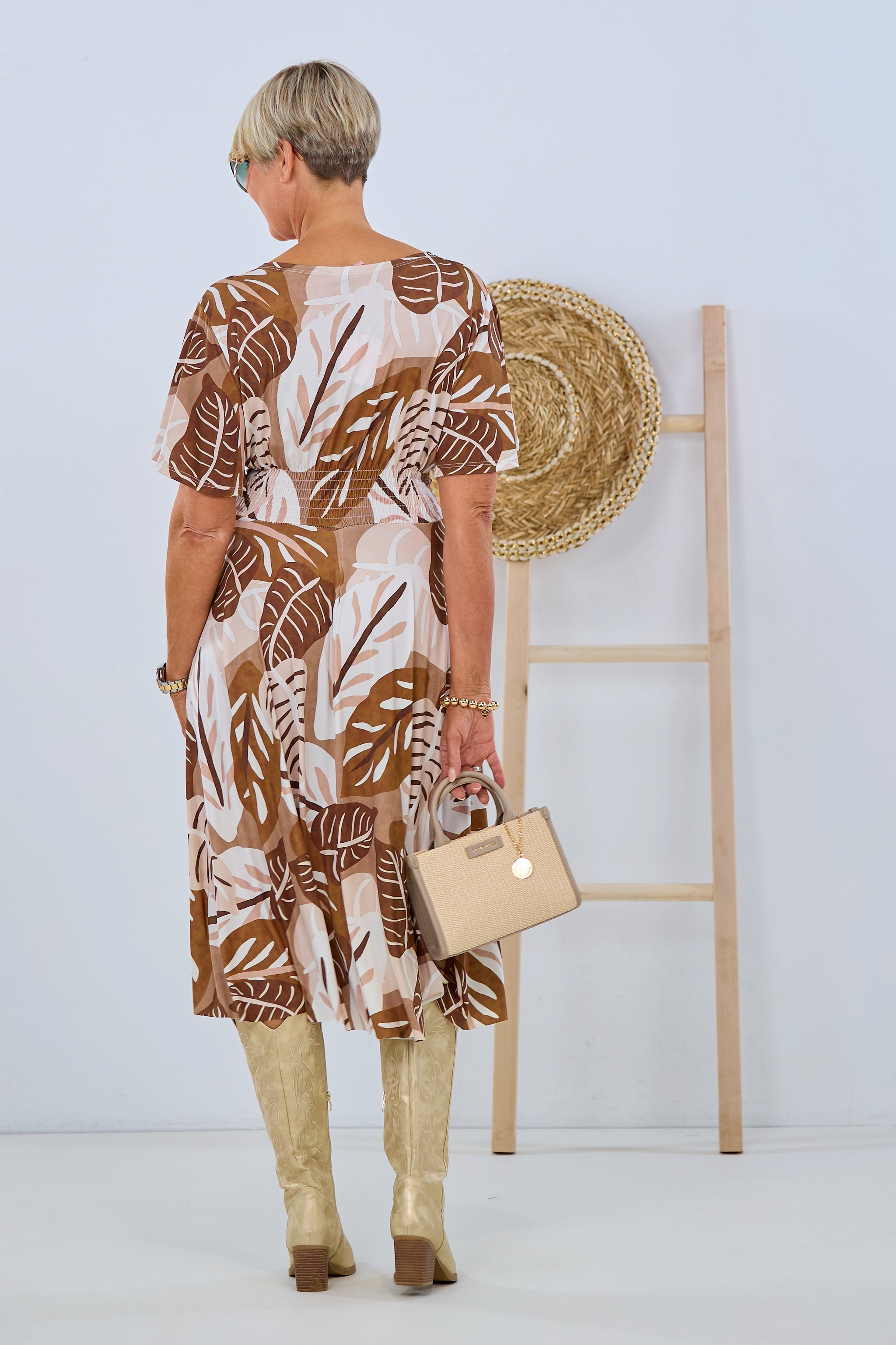 Tailliertes Kleid mit Blatt-Motiv, kurzem Arm und V-Ausschnitt, braun-taupe-beige