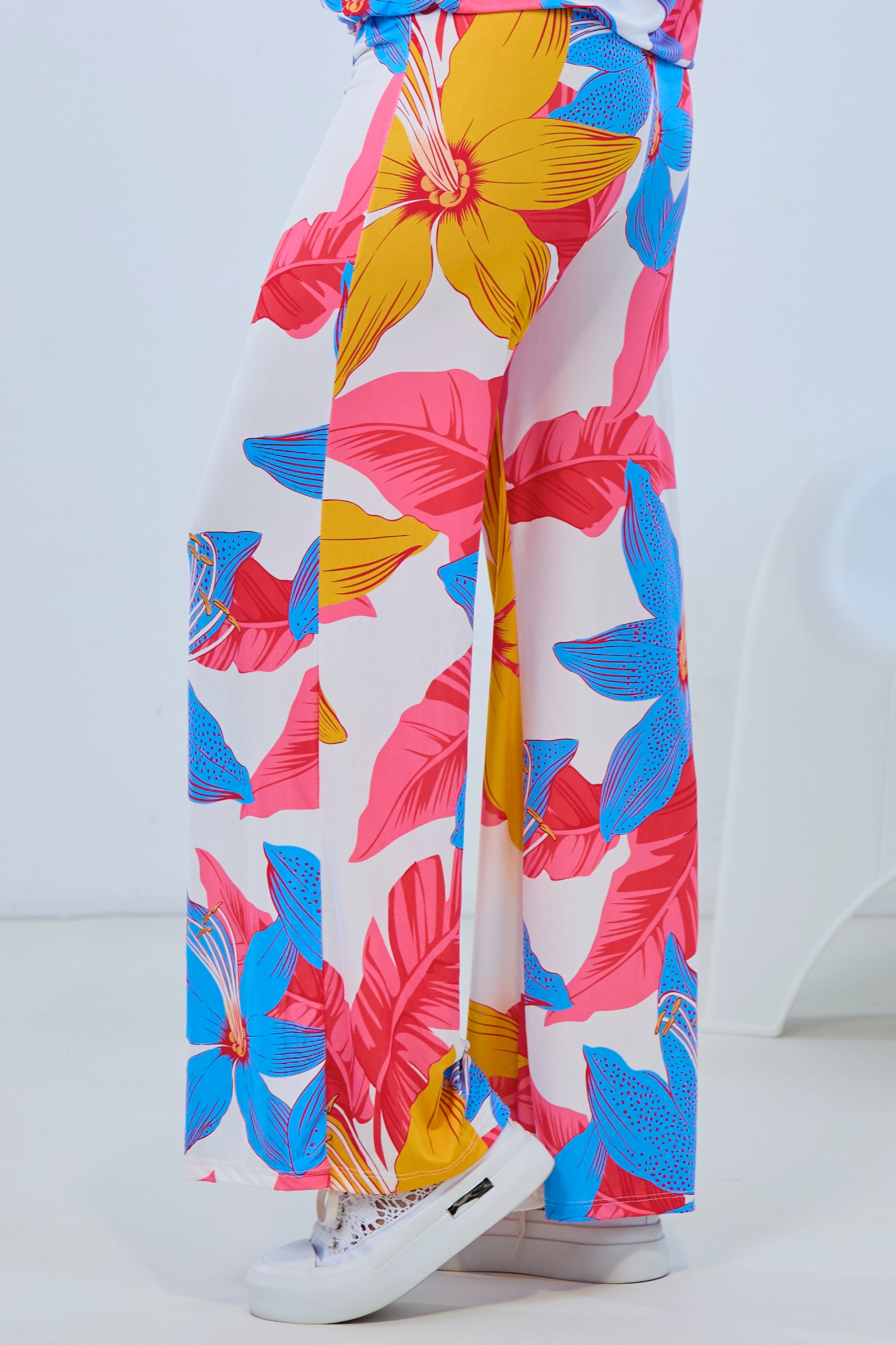 weich fallende Hose mit buntem Blumen-Print, blau-koralle-bunt
