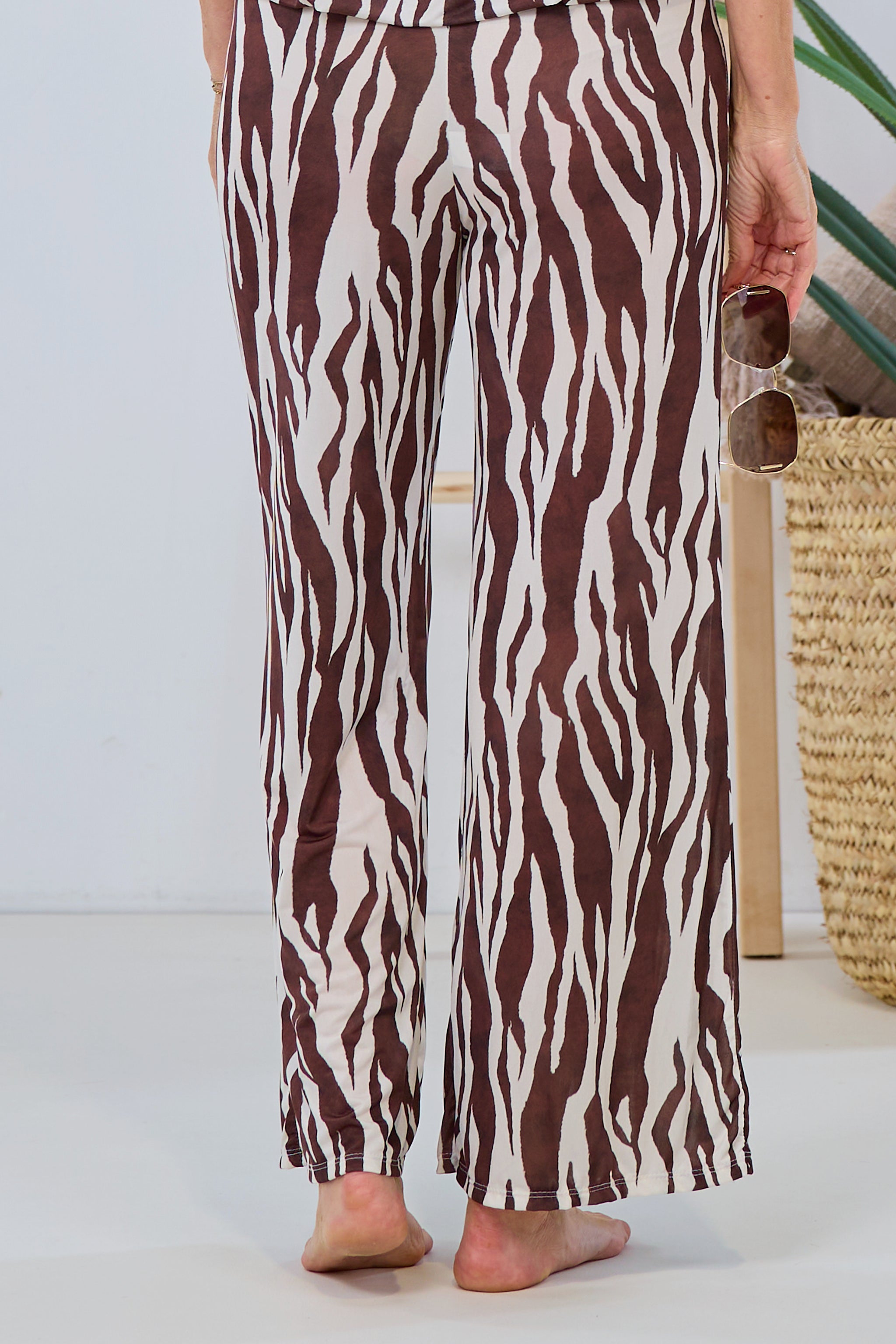 weich fallende Hose mit Zebra-Muster und elastischem Bund, längs, creme-braun