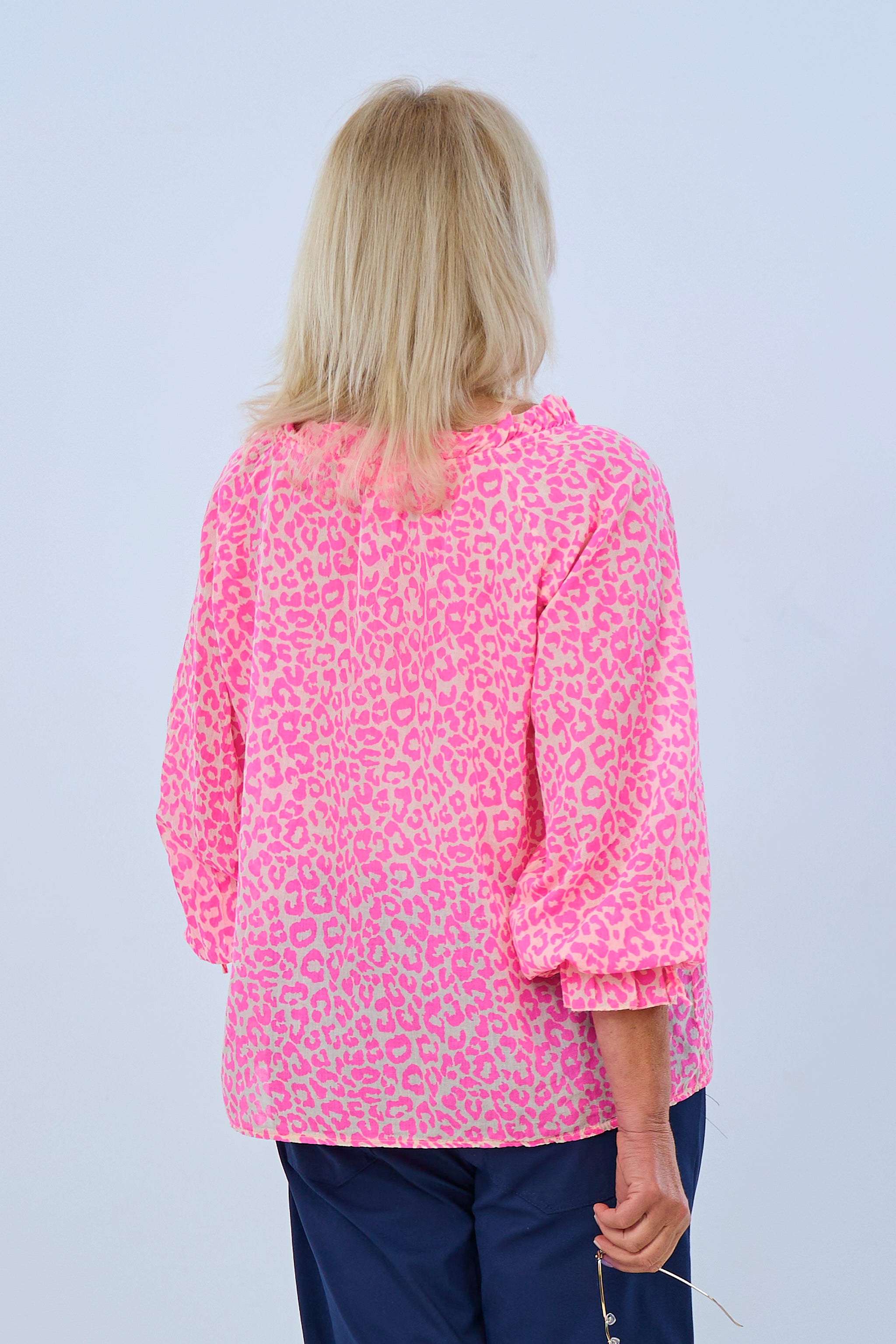 leichte Bluse im Leo-Look mit V-Ausschnitt und Rüschen an den Ärmelabschlüssen, pink-creme