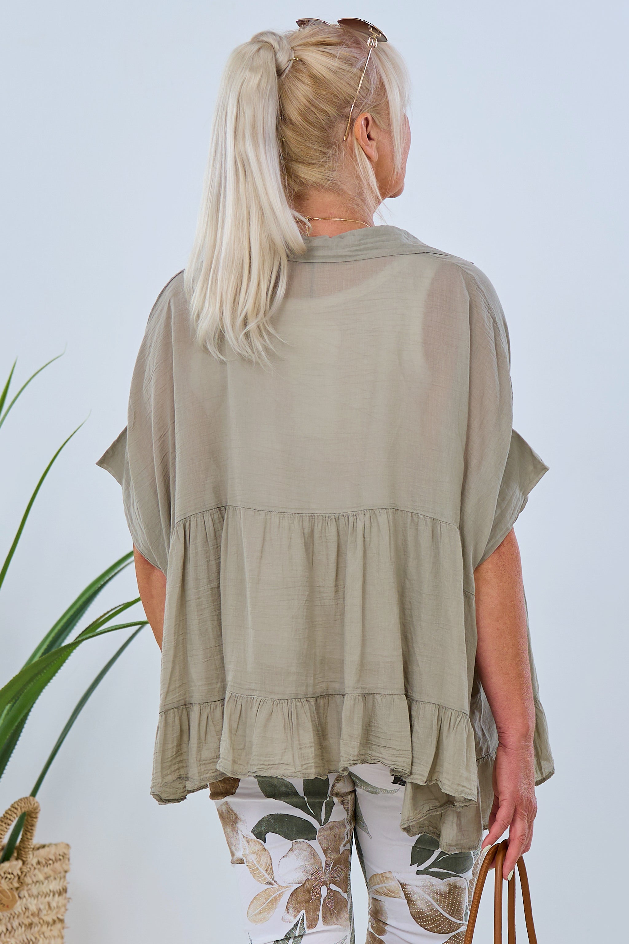 weit geschnittene luftige Bluse mit Rüschen und kurzem Arm, schlamm