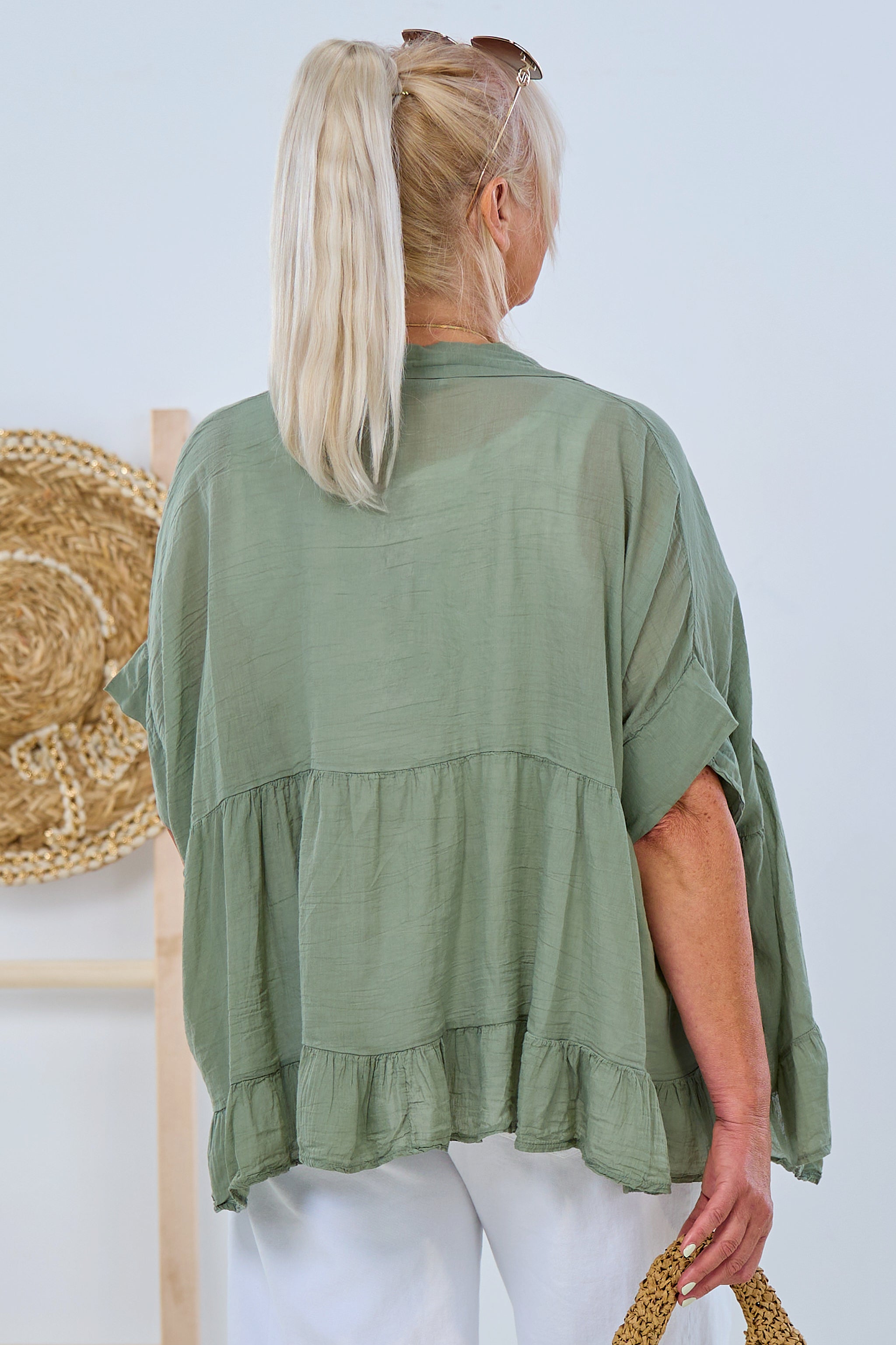 weit geschnittene luftige Bluse mit Rüschen und kurzem Arm, khaki