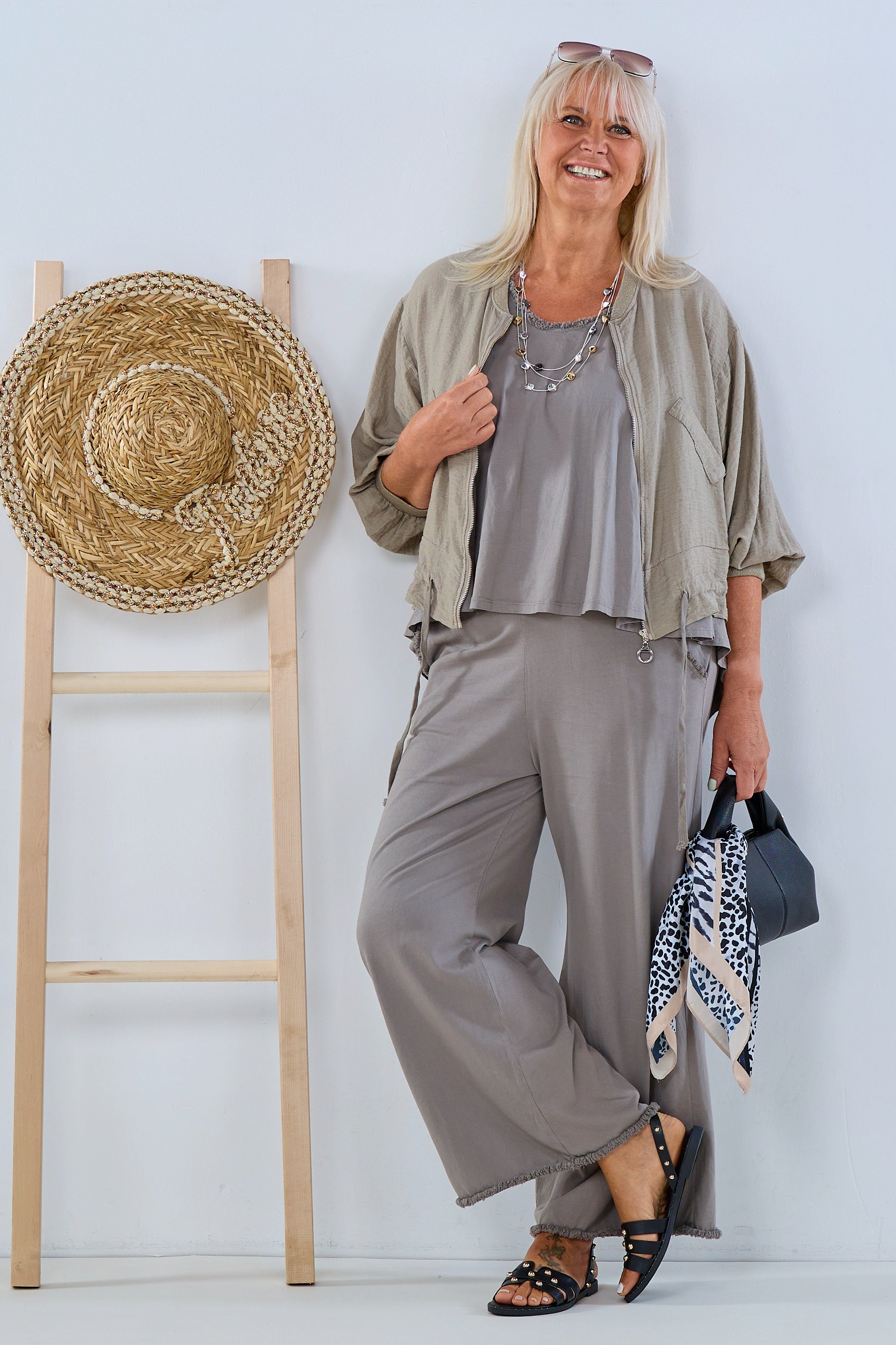 Lightweight jacket with drawstring, mud-colored