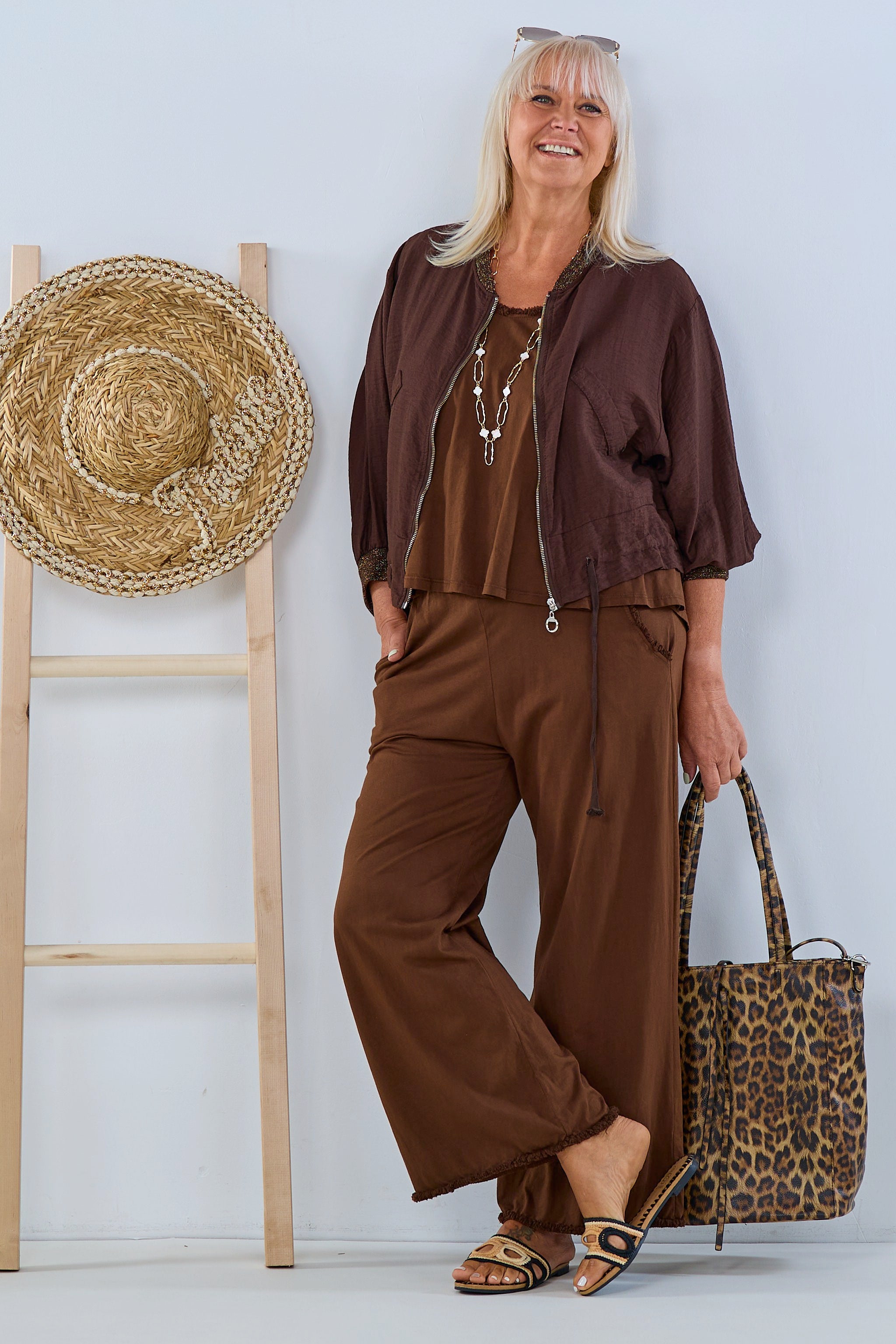 Lightweight jacket with drawstring, brown
