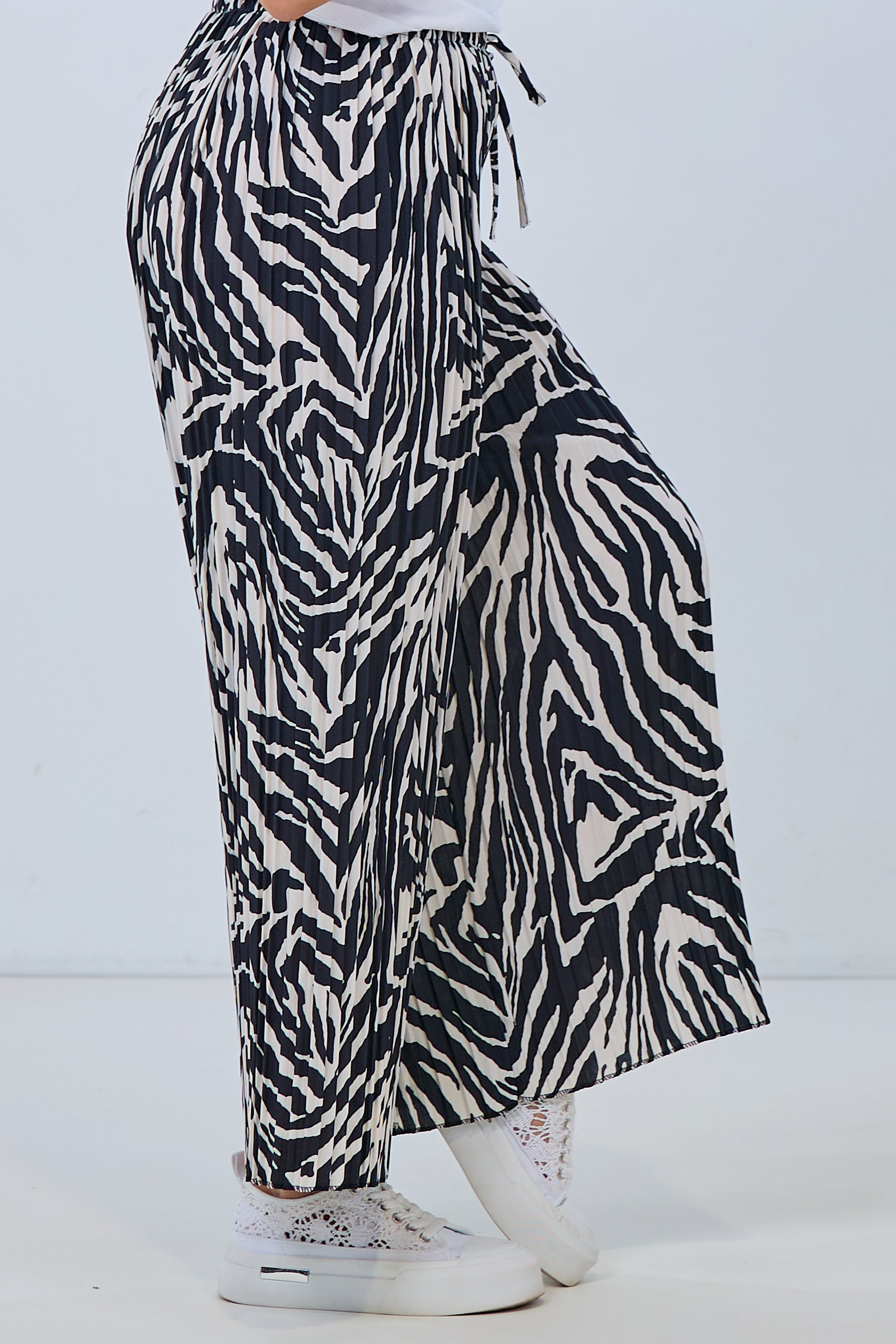 Plissée Hose mit elastischem Bund und Zebra-Muster, schwarz-ecru