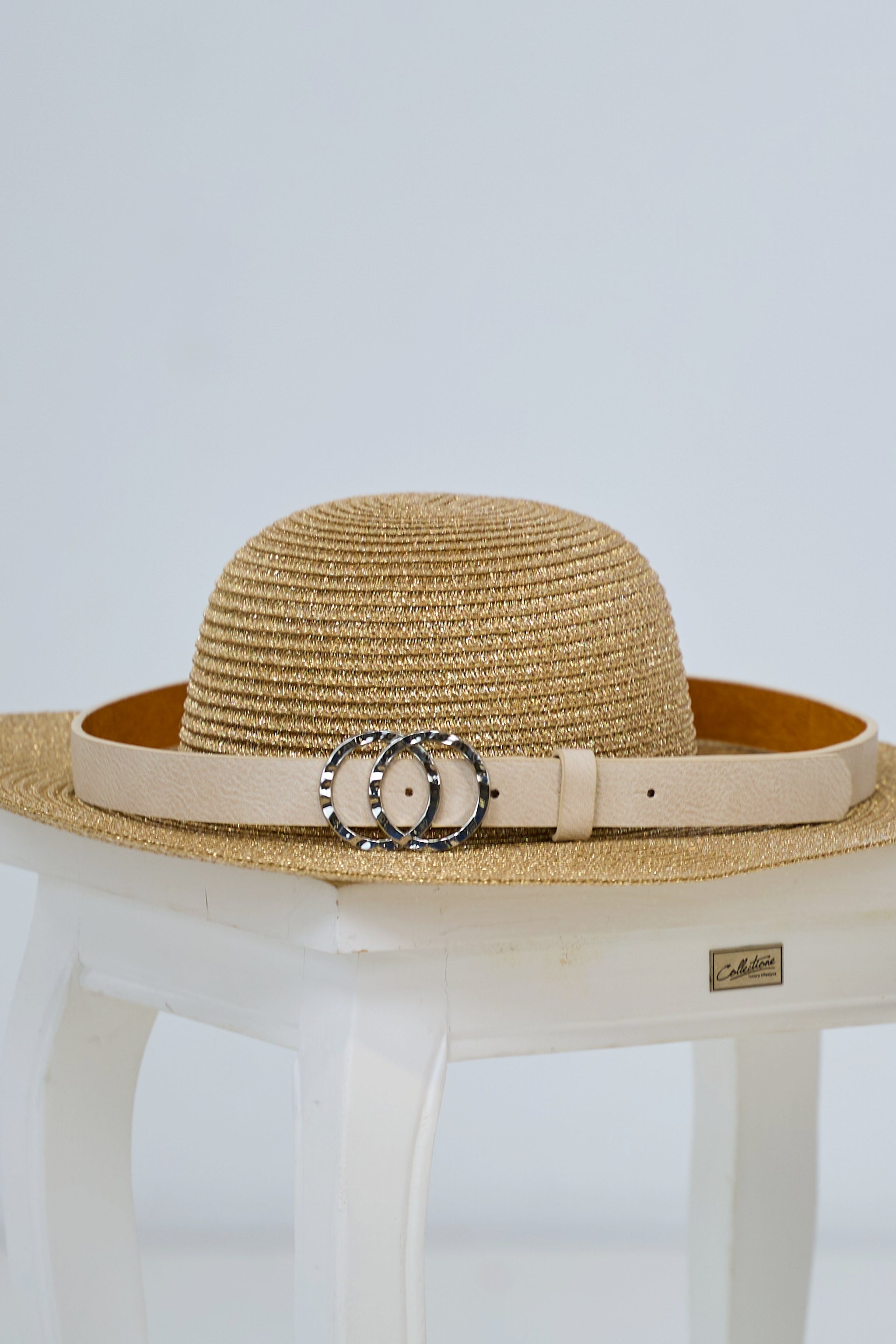 schmaler Ledergürtel mit silberner Schnalle, beige