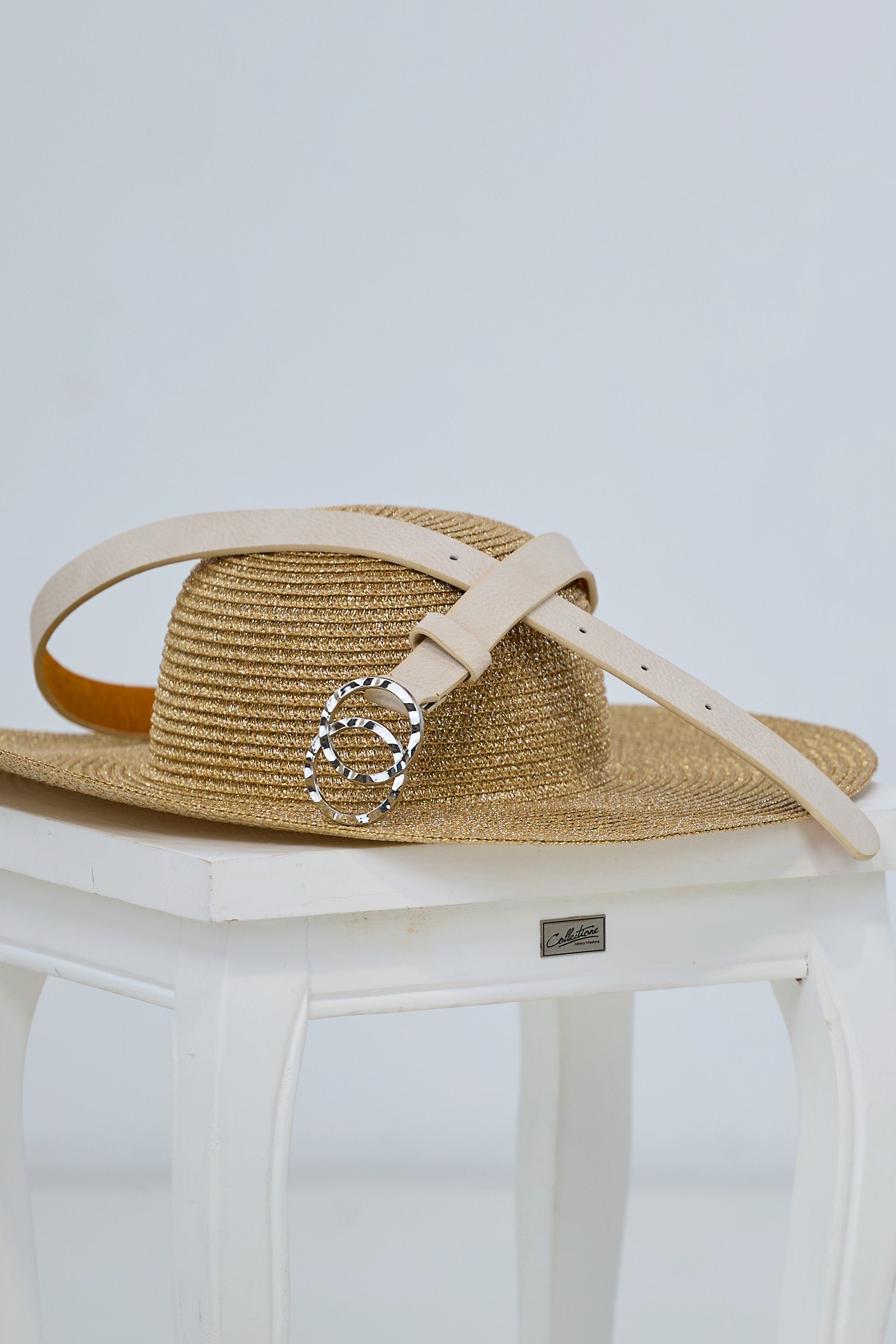schmaler Ledergürtel mit silberner Schnalle, beige