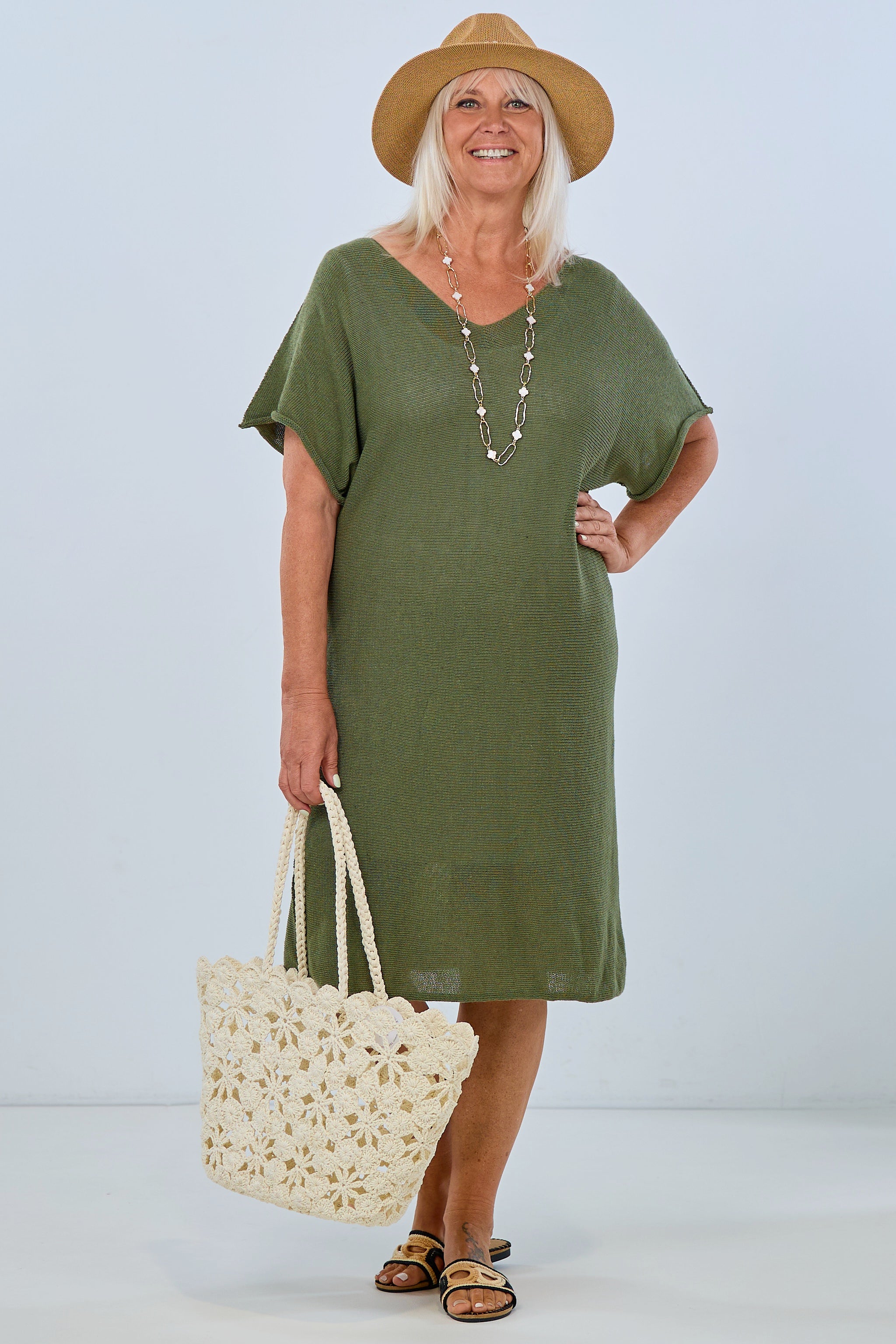 halblanges Strickkleid quergestrickt mit V-Ausschnitt und Rollsaum, khaki