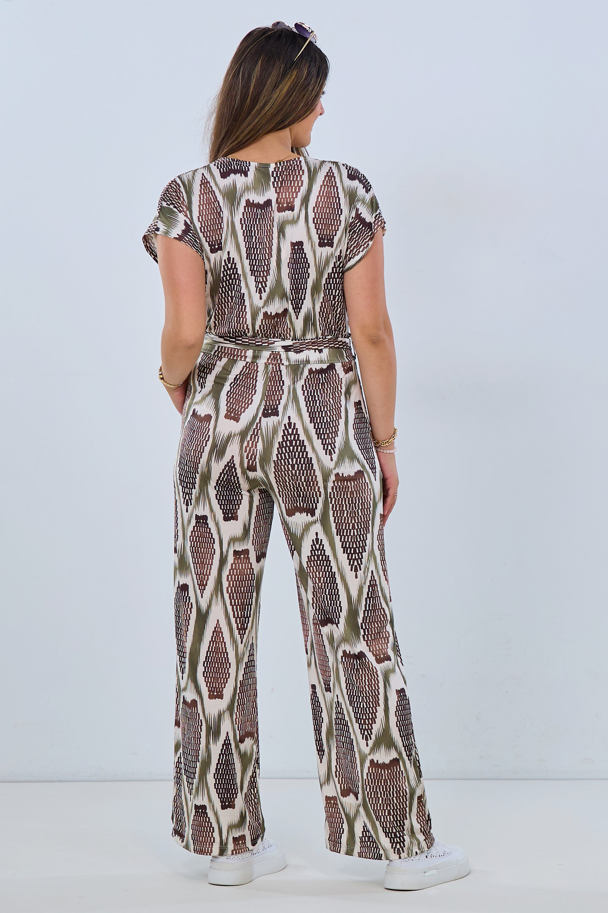 taillierter Jumpsuit mit V-Ausschnitt, Eingriffstaschen, Flügelärmchen und Band/Gürtel, khaki-braun-ecru
