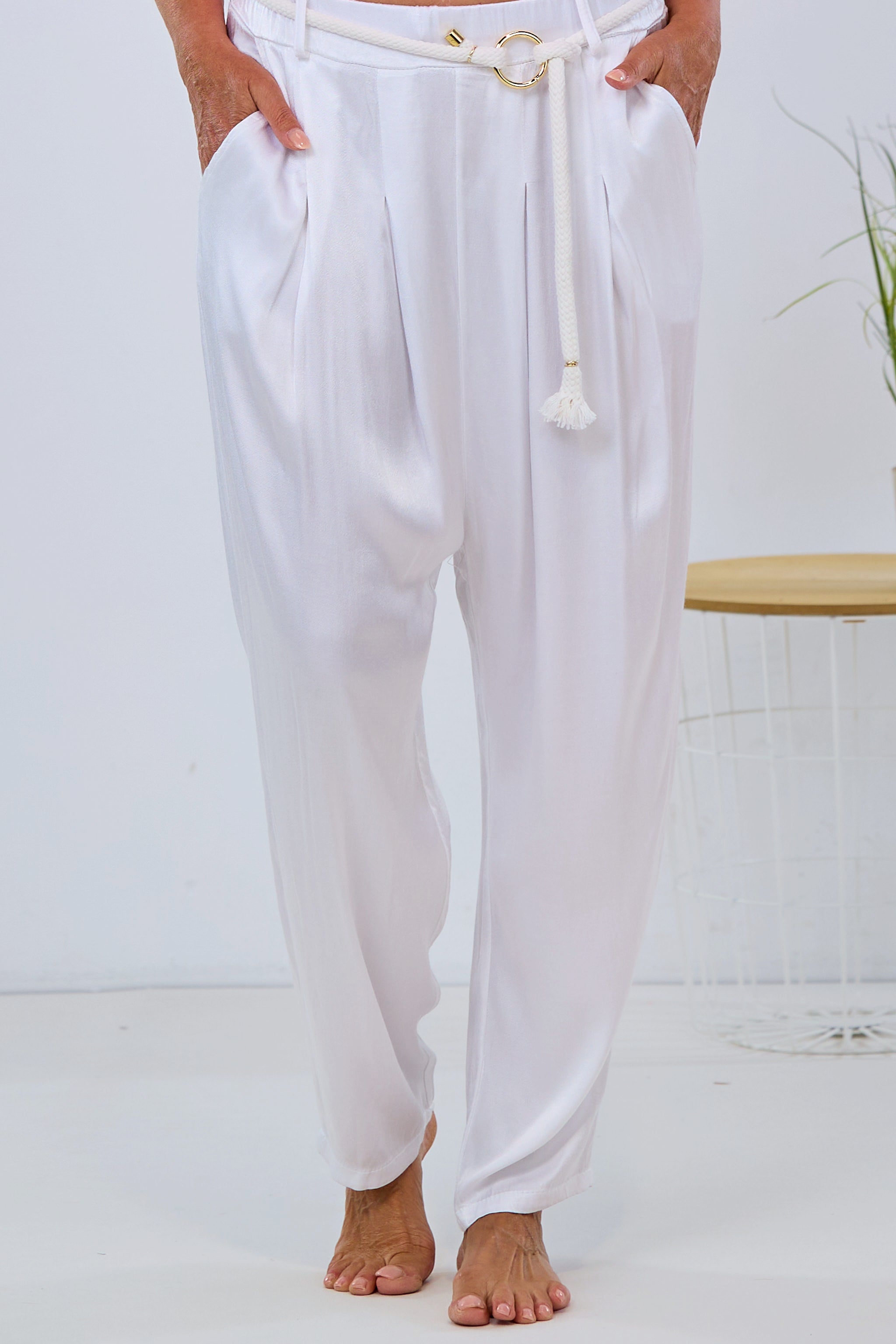 Shimmering Baggy pants, white