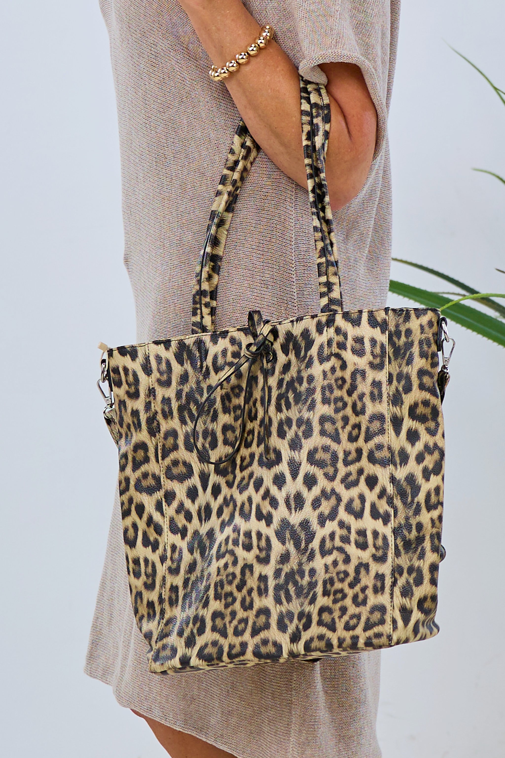 Schultertasche im Leo-Design, beige-schwarz