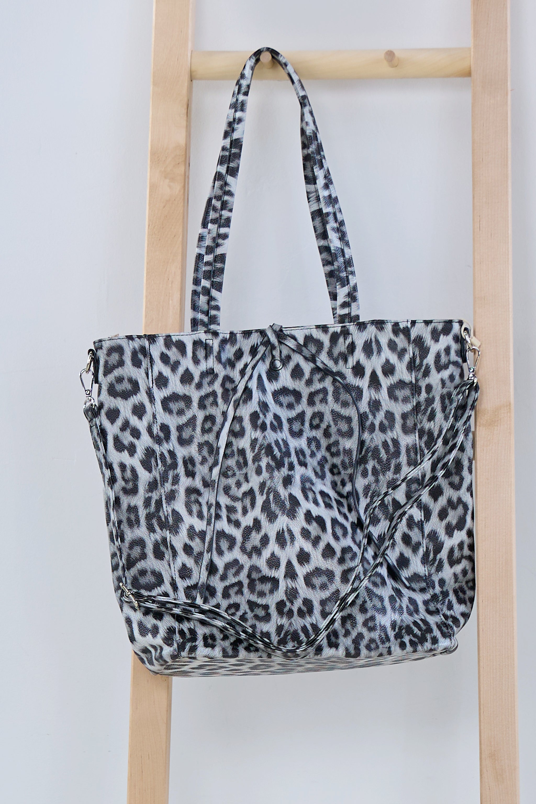 Schultertasche im Leo-Design, grau-schwarz