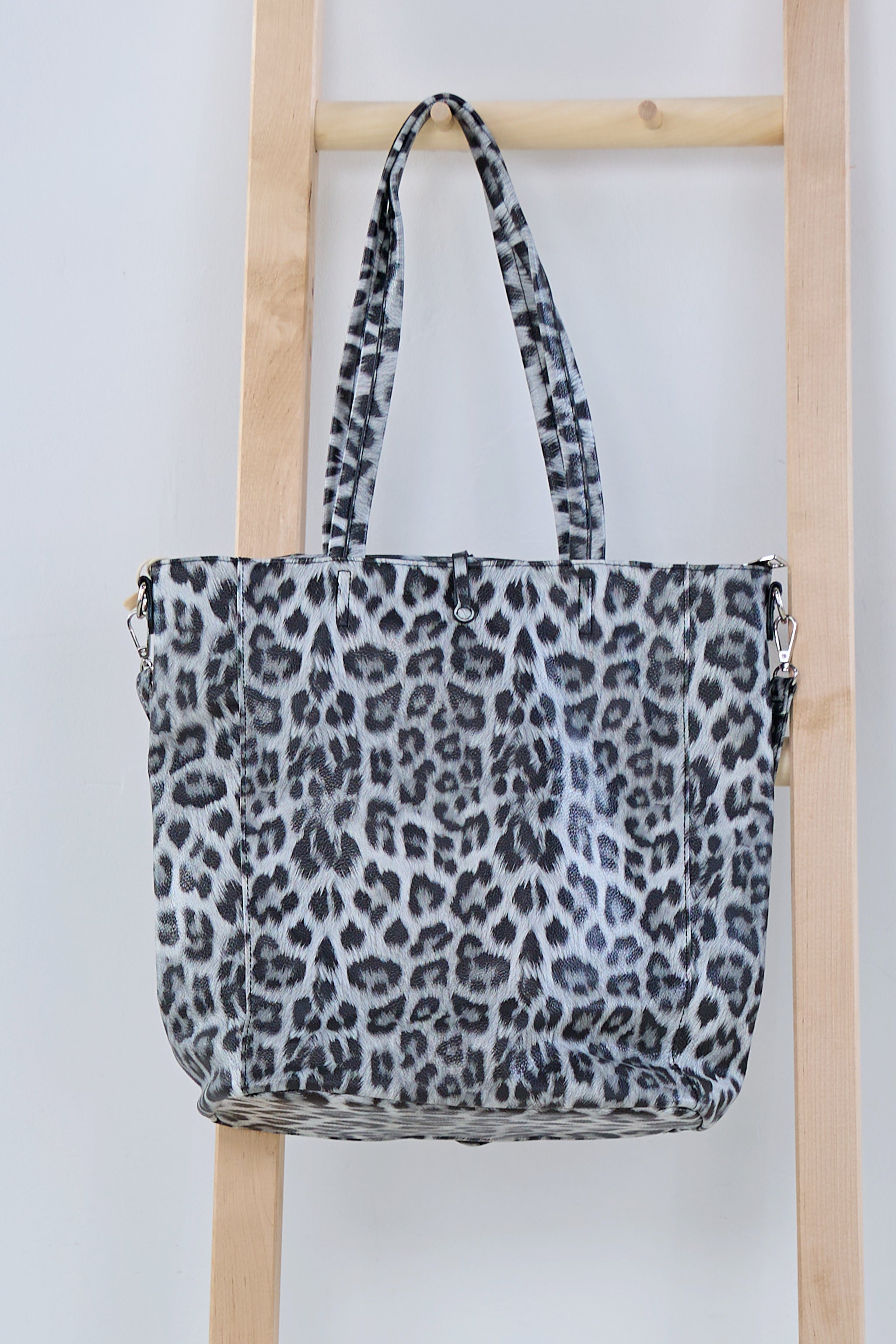 Schultertasche im Leo-Design, grau-schwarz
