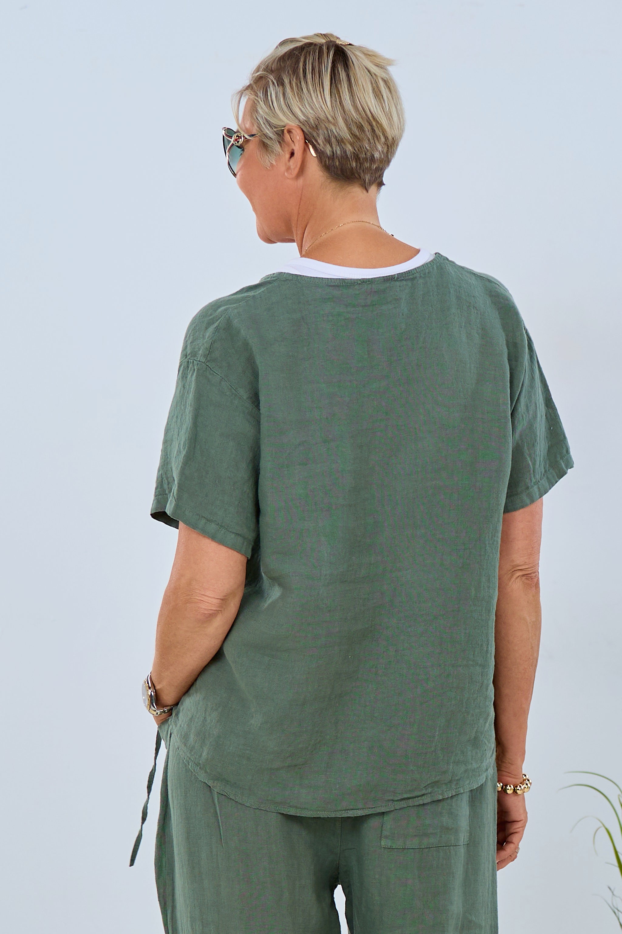 Schlichte Kurzarm-Leinenbluse in khaki mit V-Ausschnitt, Bändern, und angedeuteter Tasche