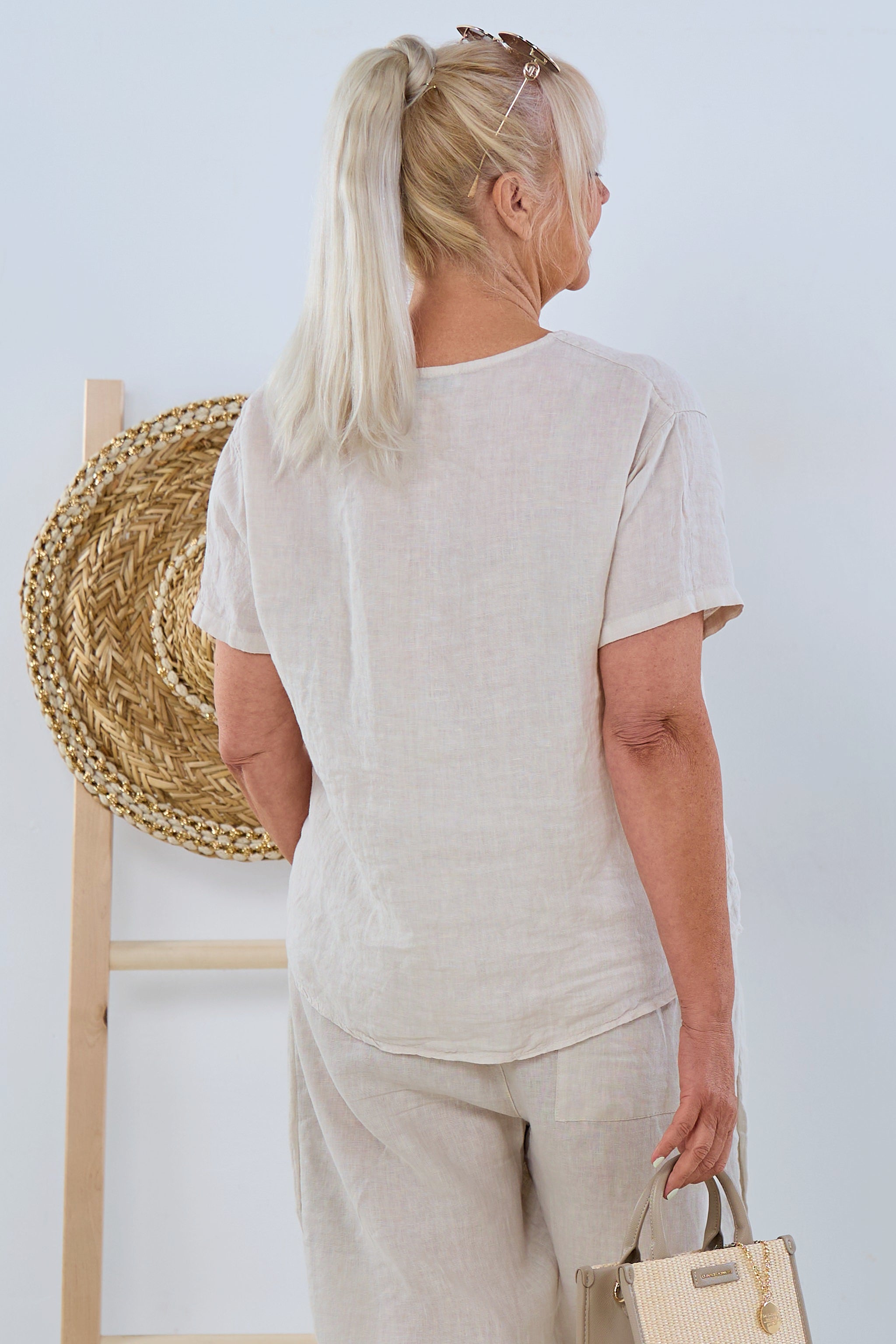 Schlichte Kurzarm-Leinenbluse in beige mit V-Ausschnitt, Bändern, und angedeuteter Tasche