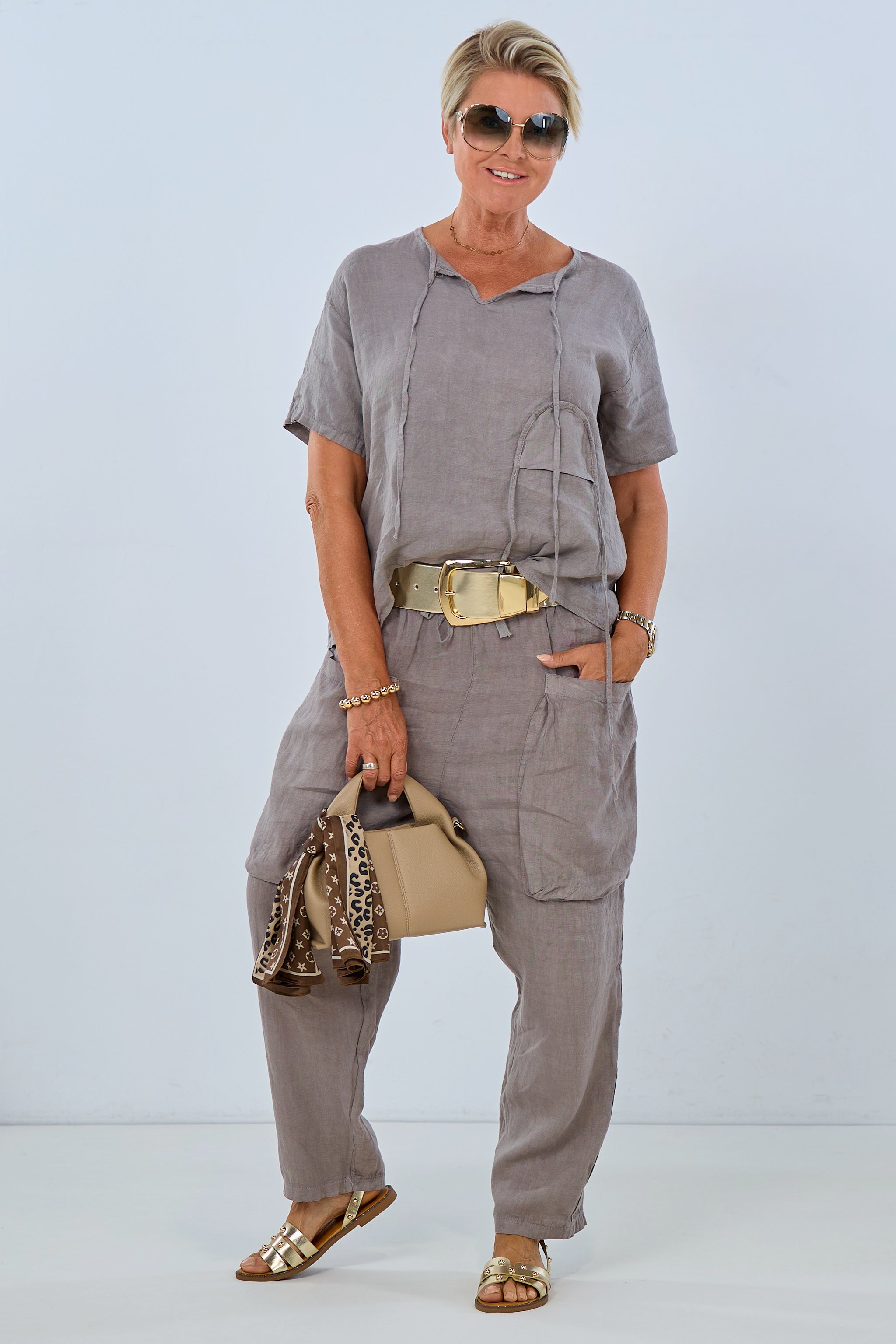 Schlichte Kurzarm-Leinenbluse in taupe mit V-Ausschnitt, Bändern, und angedeuteter Tasche