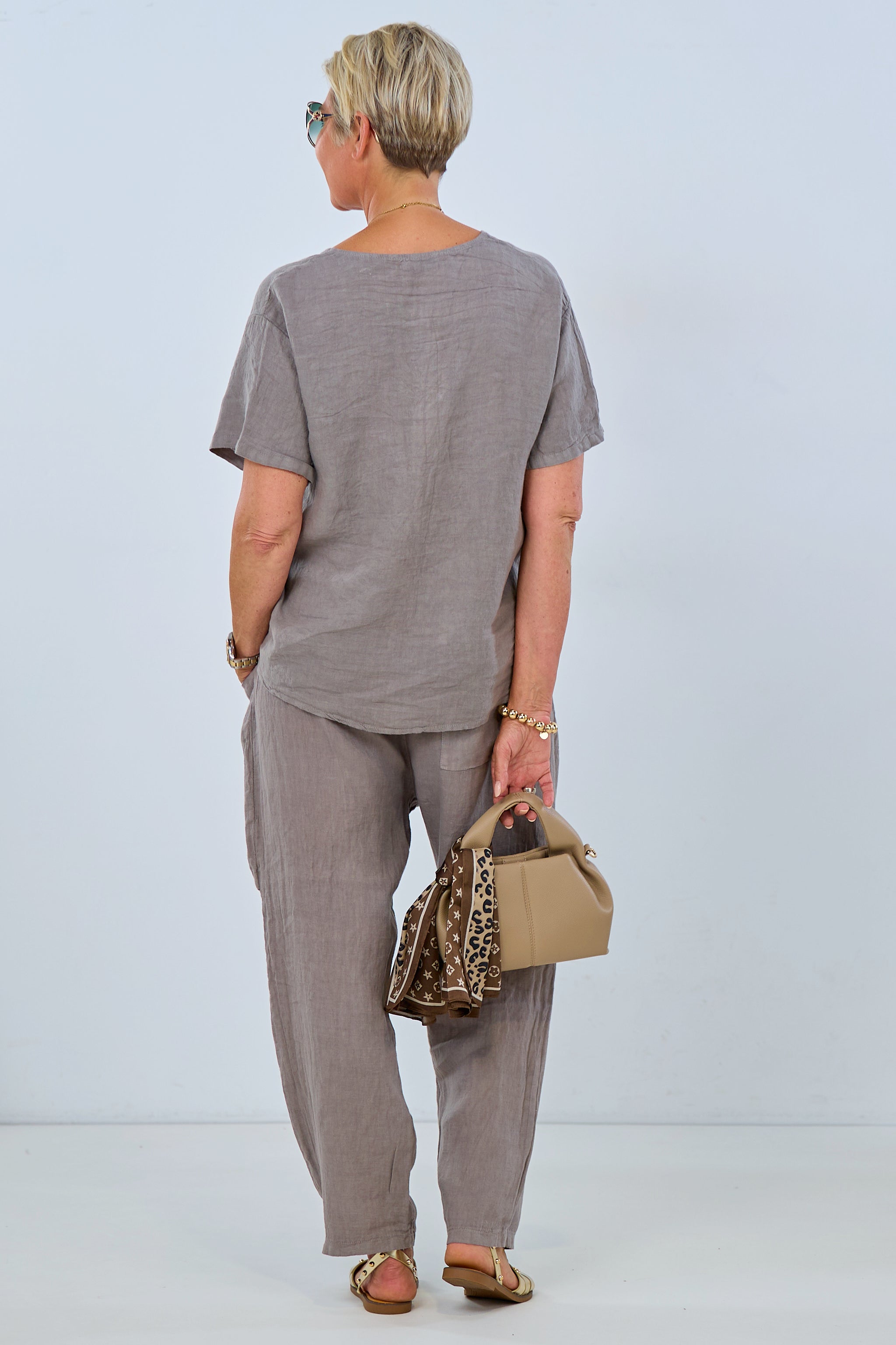 Schlichte Kurzarm-Leinenbluse in taupe mit V-Ausschnitt, Bändern, und angedeuteter Tasche