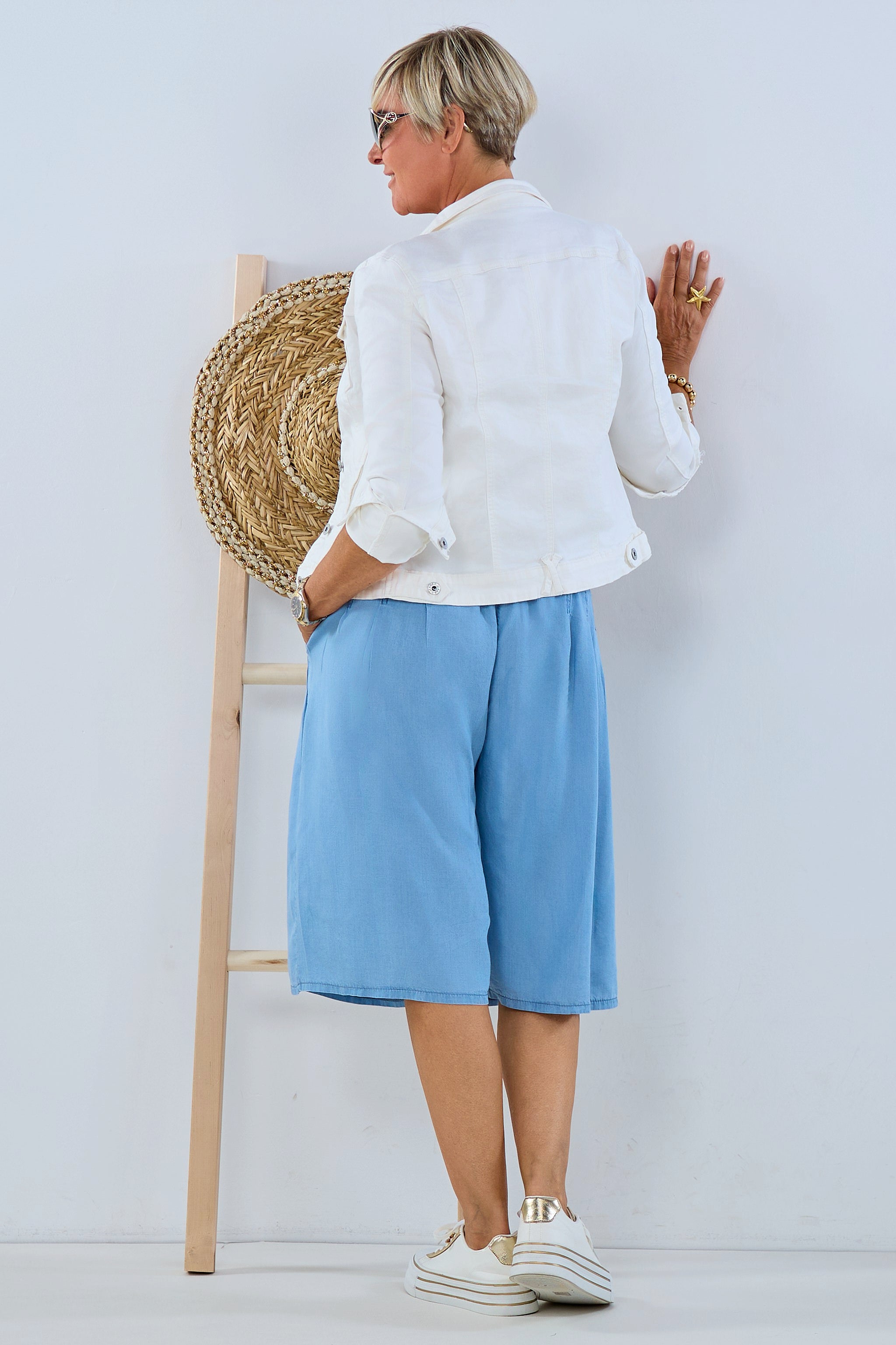 Short wide pants in denim look, light blue