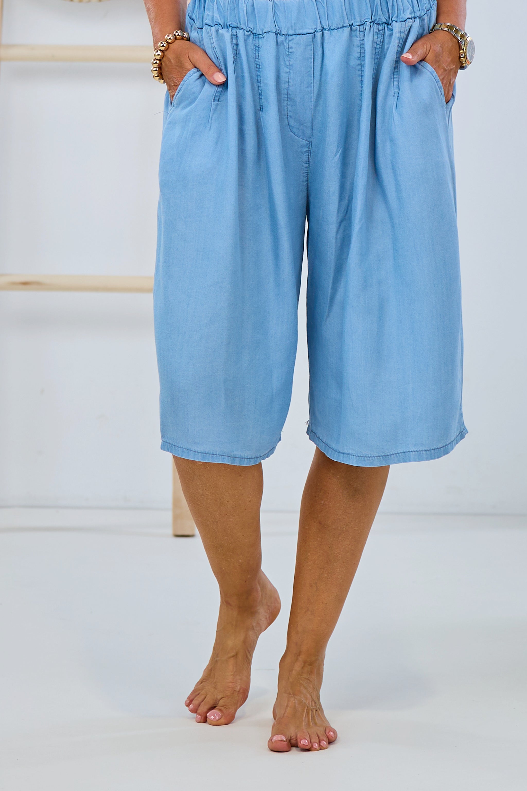 Short wide pants in denim look, light blue