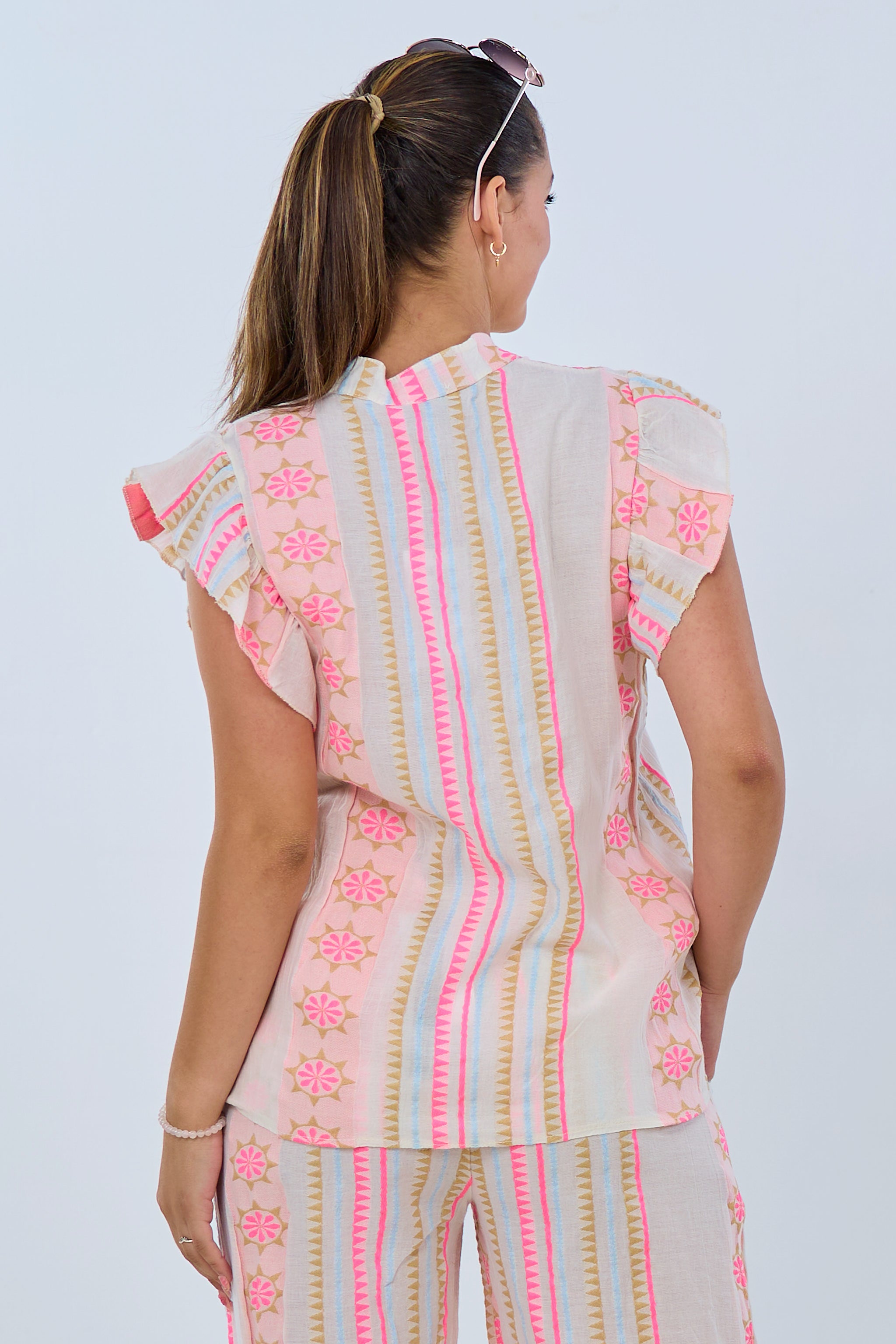 Süße Bluse mit gewebtem Muster in ecru-pink, V-Ausschnitt und Bändern vorne