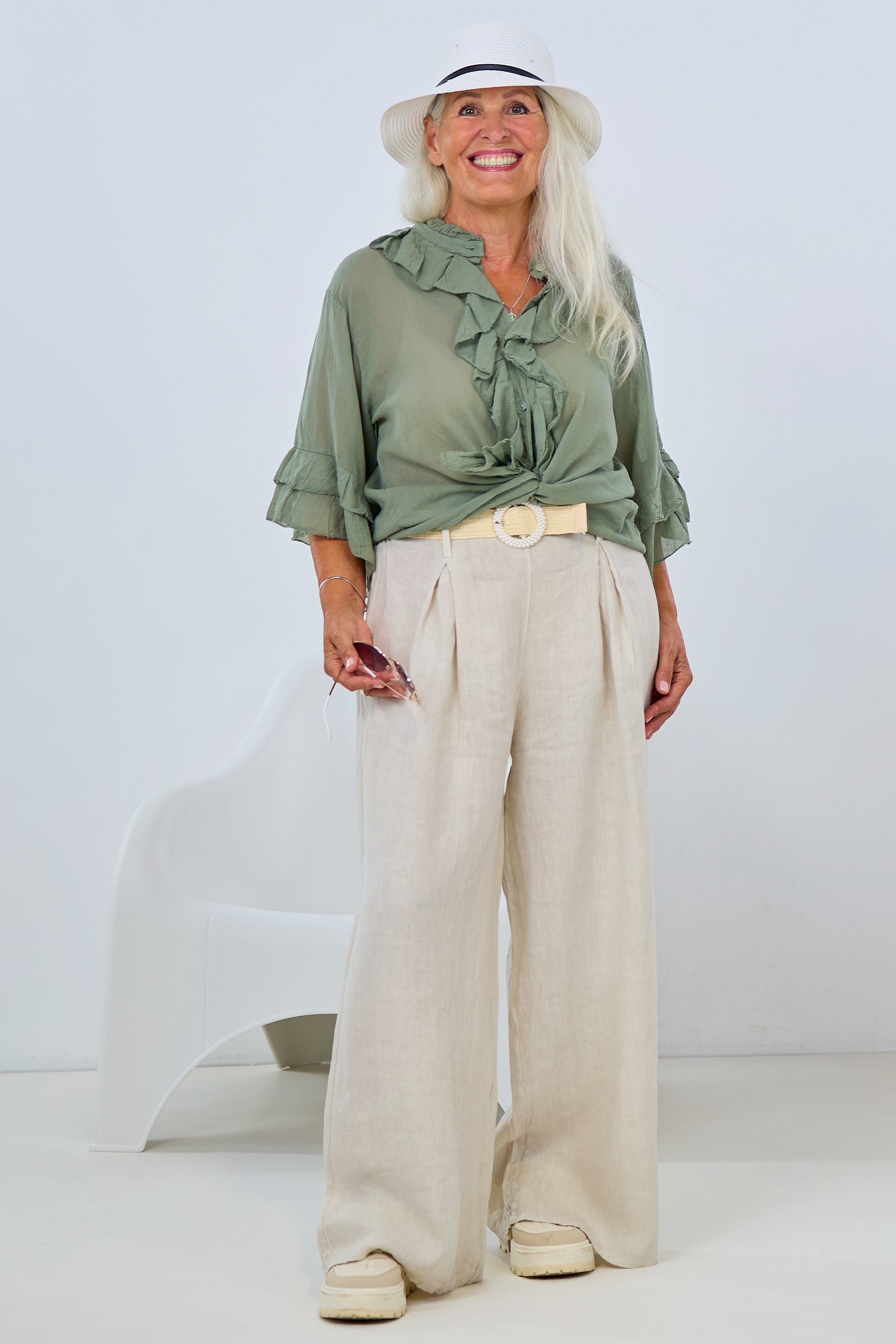 Leinenhose mit Kellerfalte vorne und Gürtel, beige