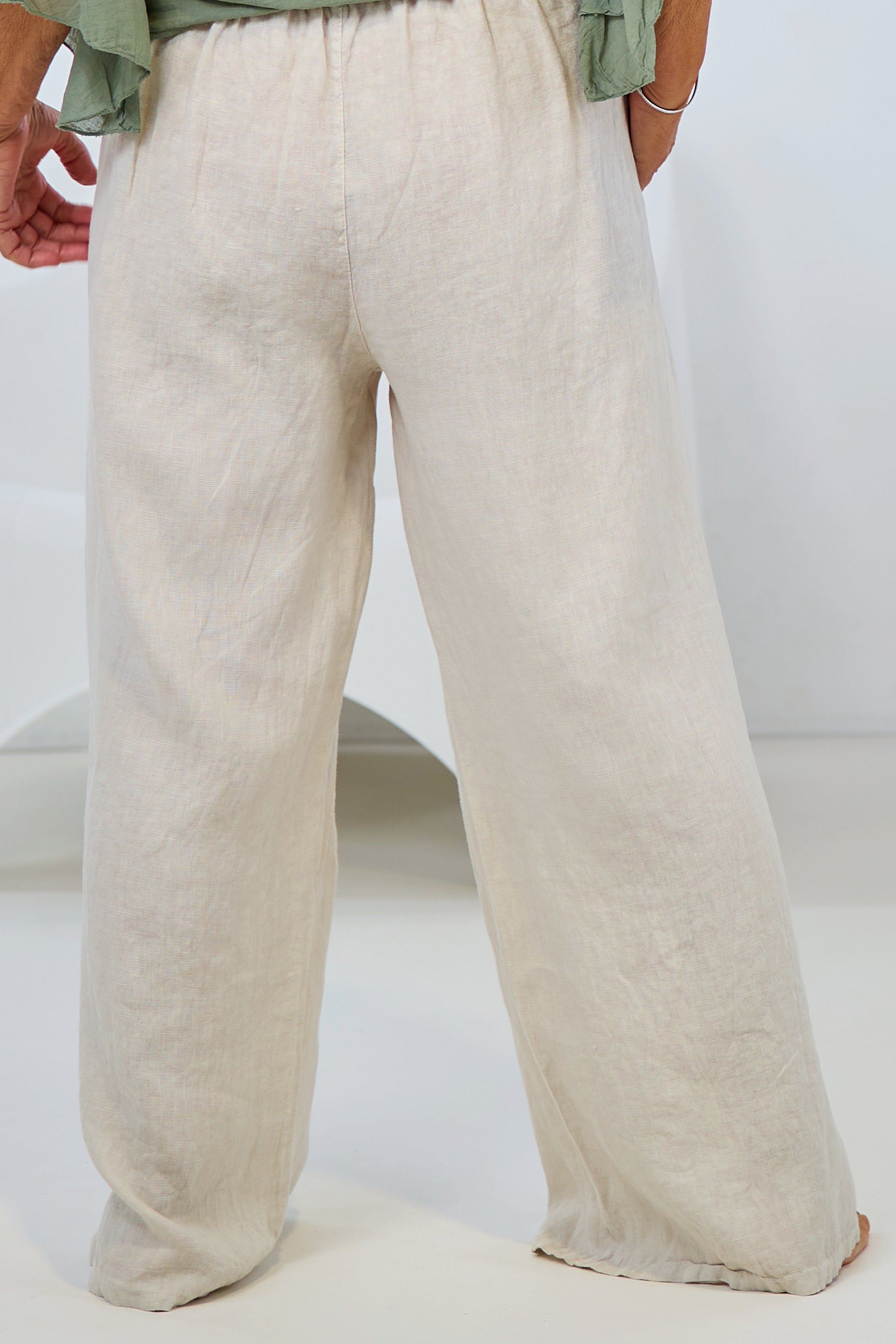 Leinenhose mit Kellerfalte vorne und Gürtel, beige