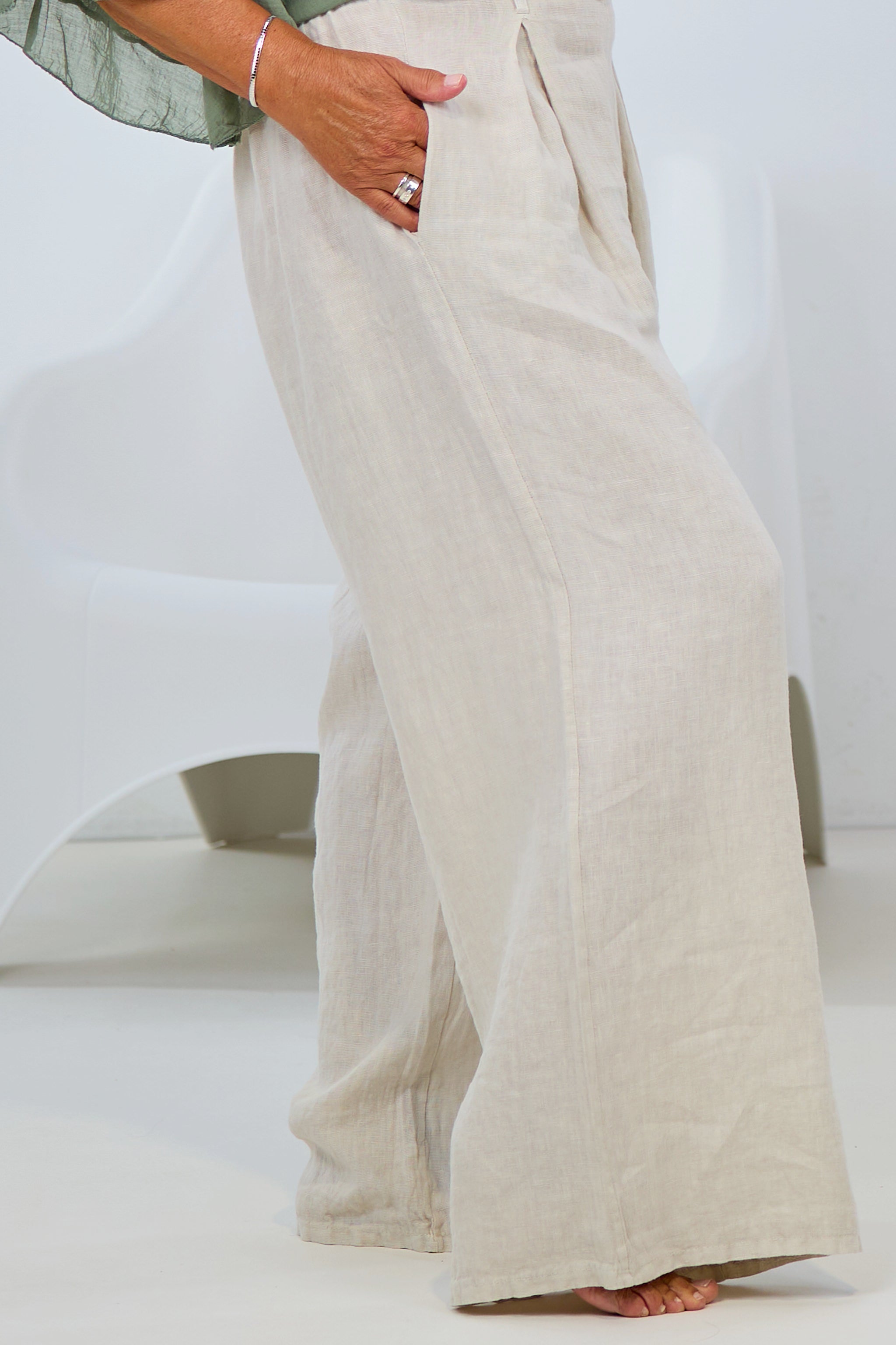 Leinenhose mit Kellerfalte vorne und Gürtel, beige