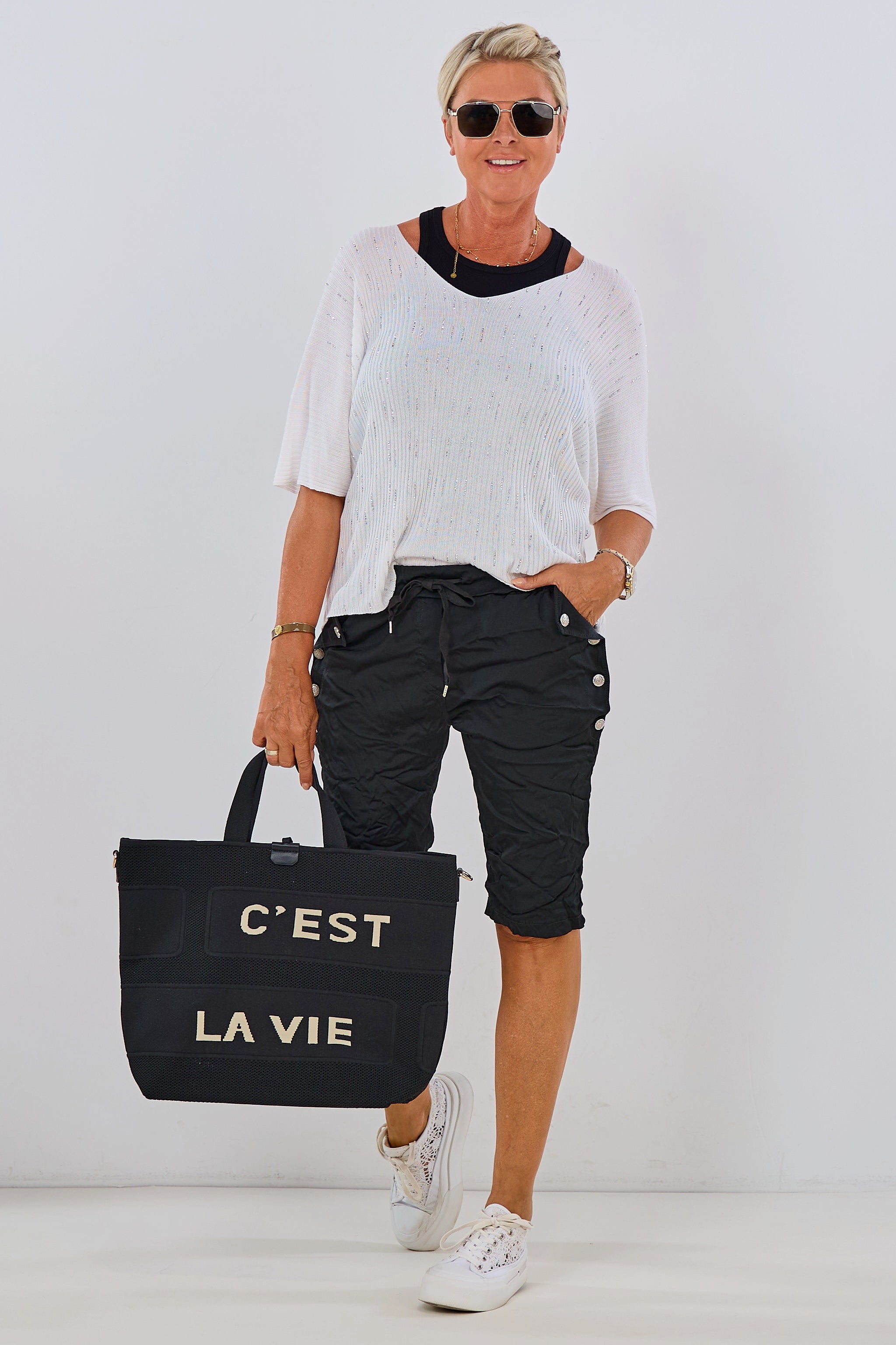 Shorts im Knitterlook mit Zierkordel und Glitzerknöpfen, schwarz-glänzend