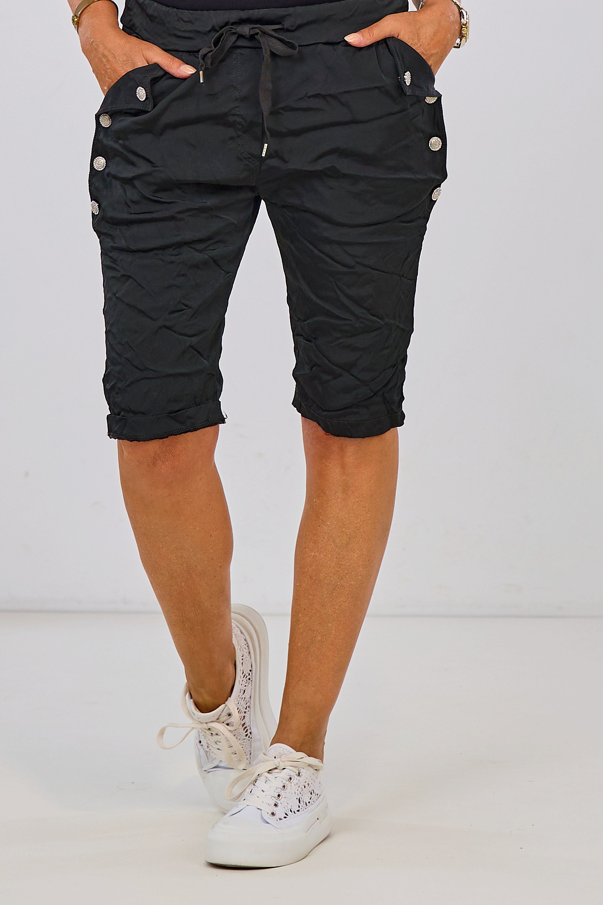 Shorts im Knitterlook mit Zierkordel und Glitzerknöpfen, schwarz-glänzend