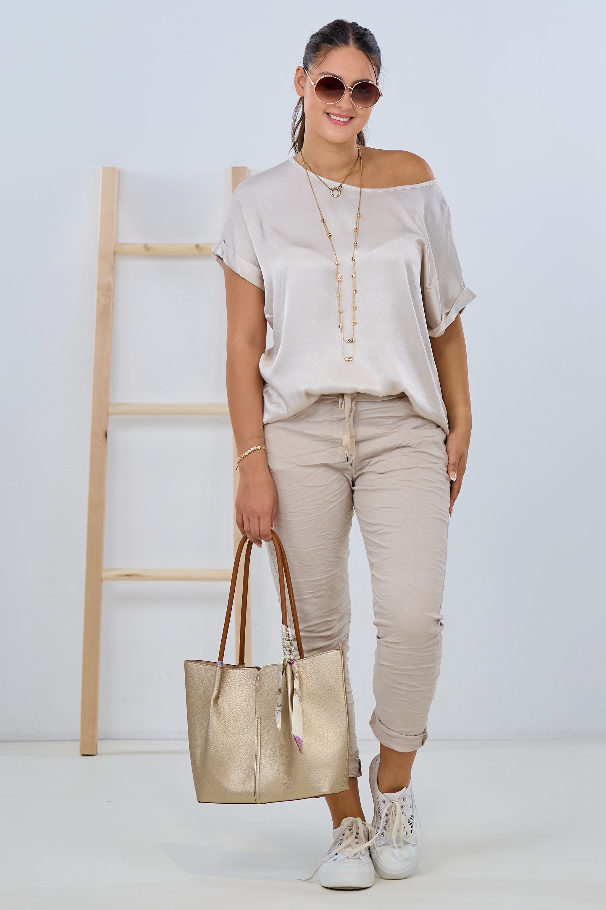 Hose mit elastischem Bund im Knitterlook, zwei Eingriffstaschen und Gesäßtaschen in beige