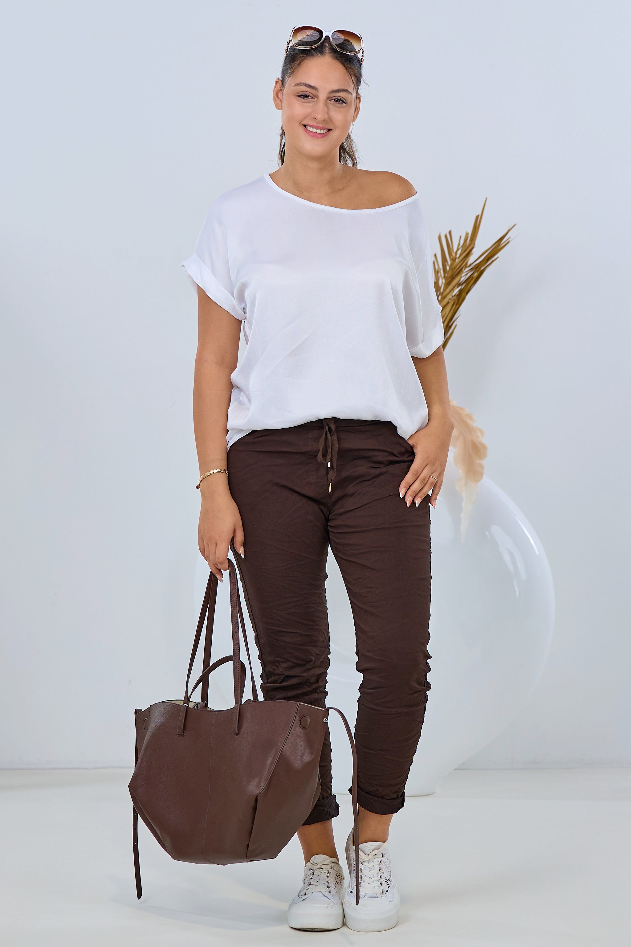 Hose mit elastischem Bund im Knitterlook, zwei Eingriffstaschen und Gesäßtaschen in braun