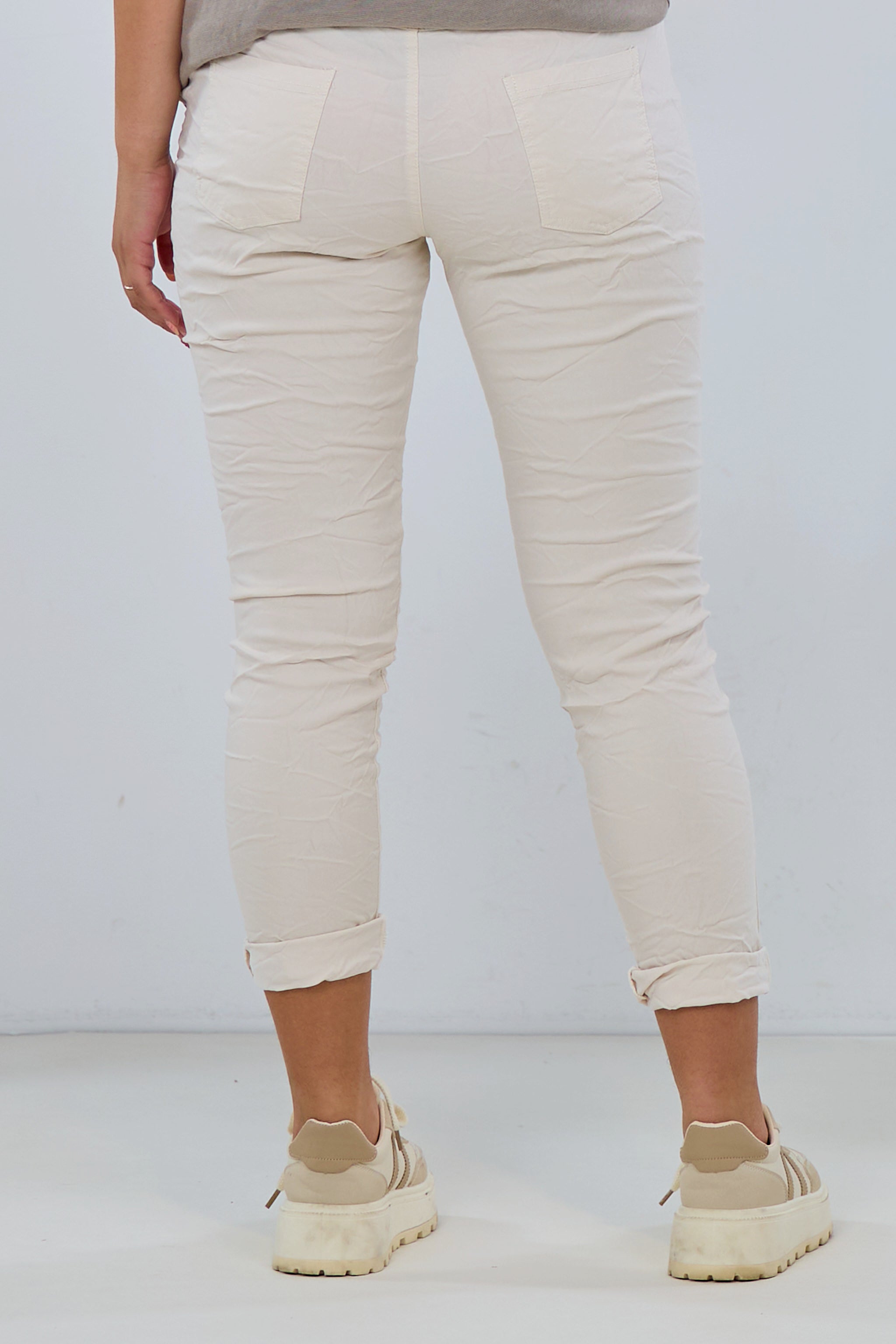 Hose mit elastischem Bund im Knitterlook, zwei Eingriffstaschen und Gesäßtaschen in creme