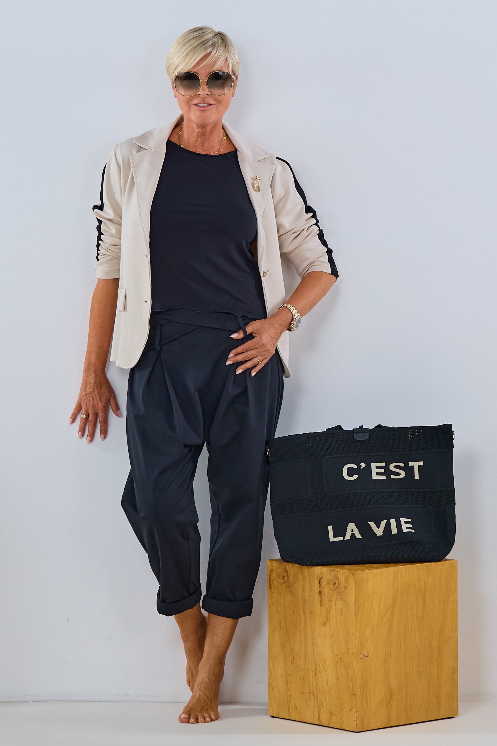 Cozy Baggy mit schrägem Bund, schwarz