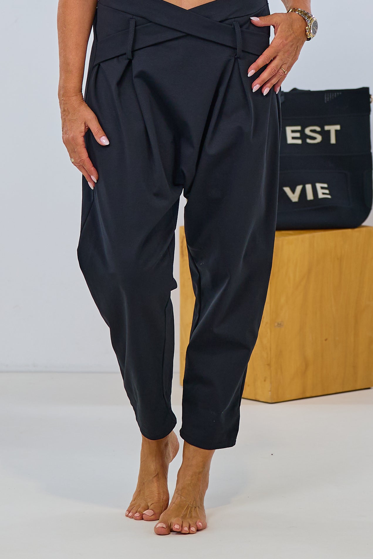 Cozy Baggy mit schrägem Bund, schwarz