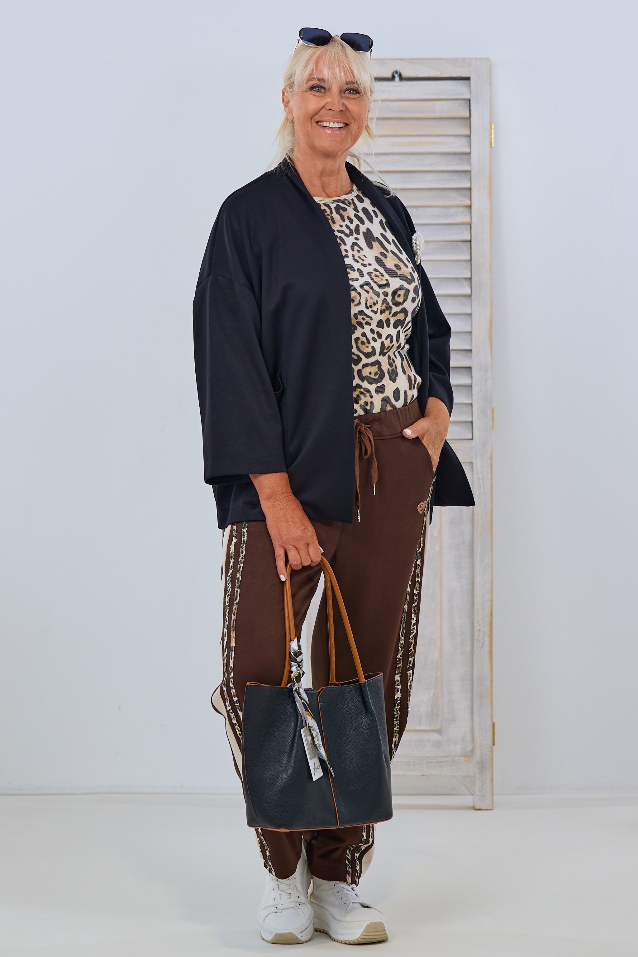 Leichte, offene Jacke mit Brosche, schwarz
