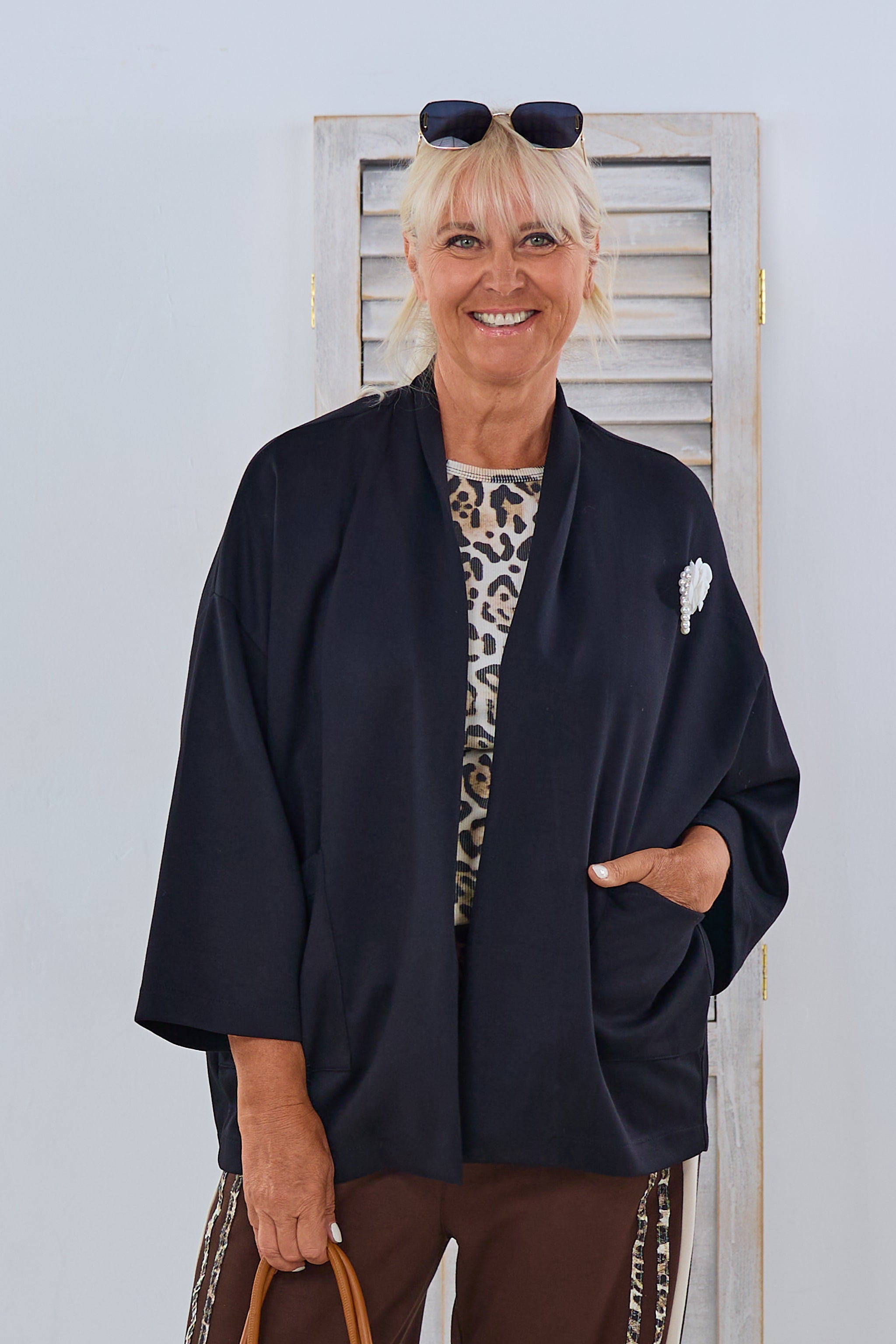 Leichte, offene Jacke mit Brosche, schwarz