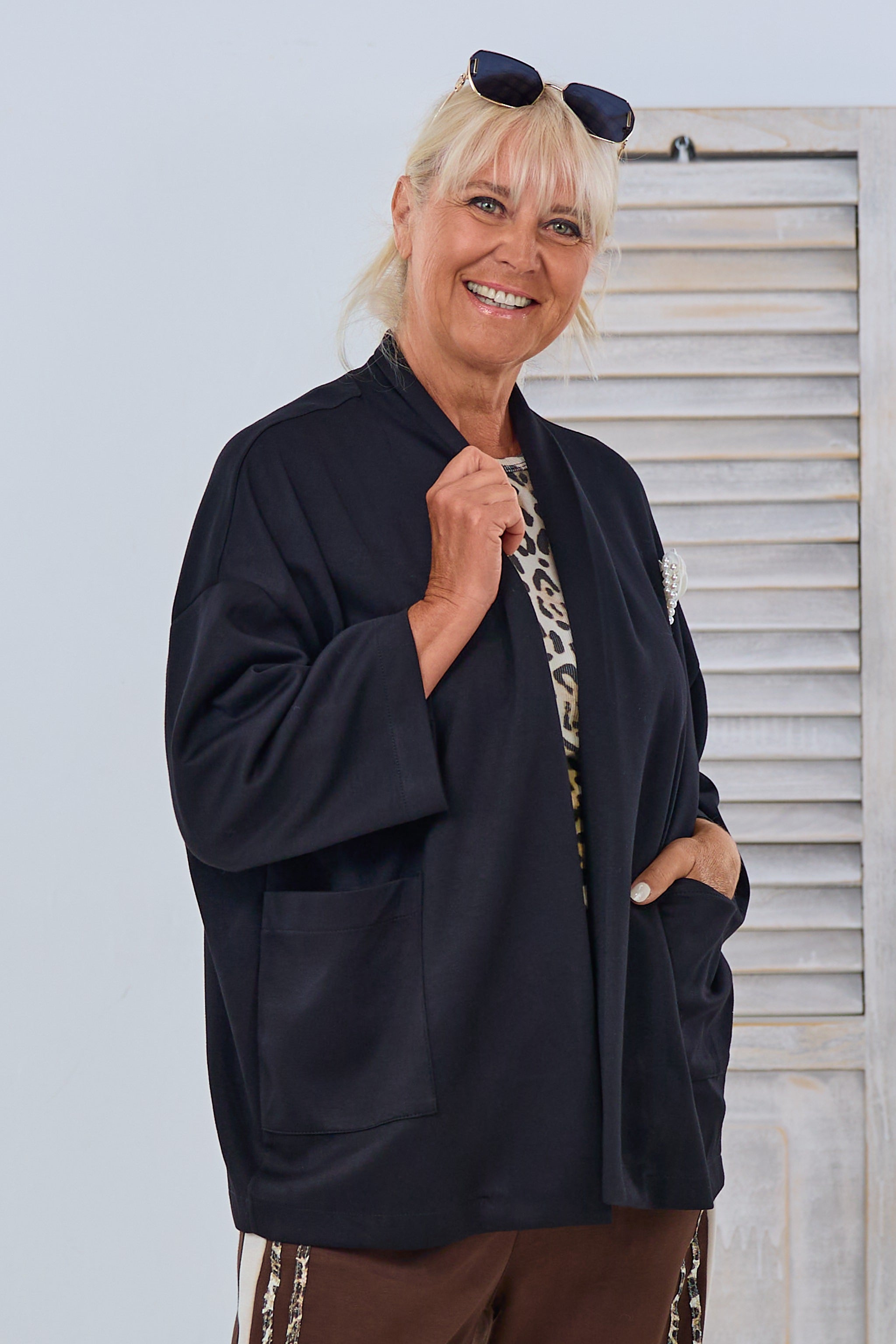 Leichte, offene Jacke mit Brosche, schwarz
