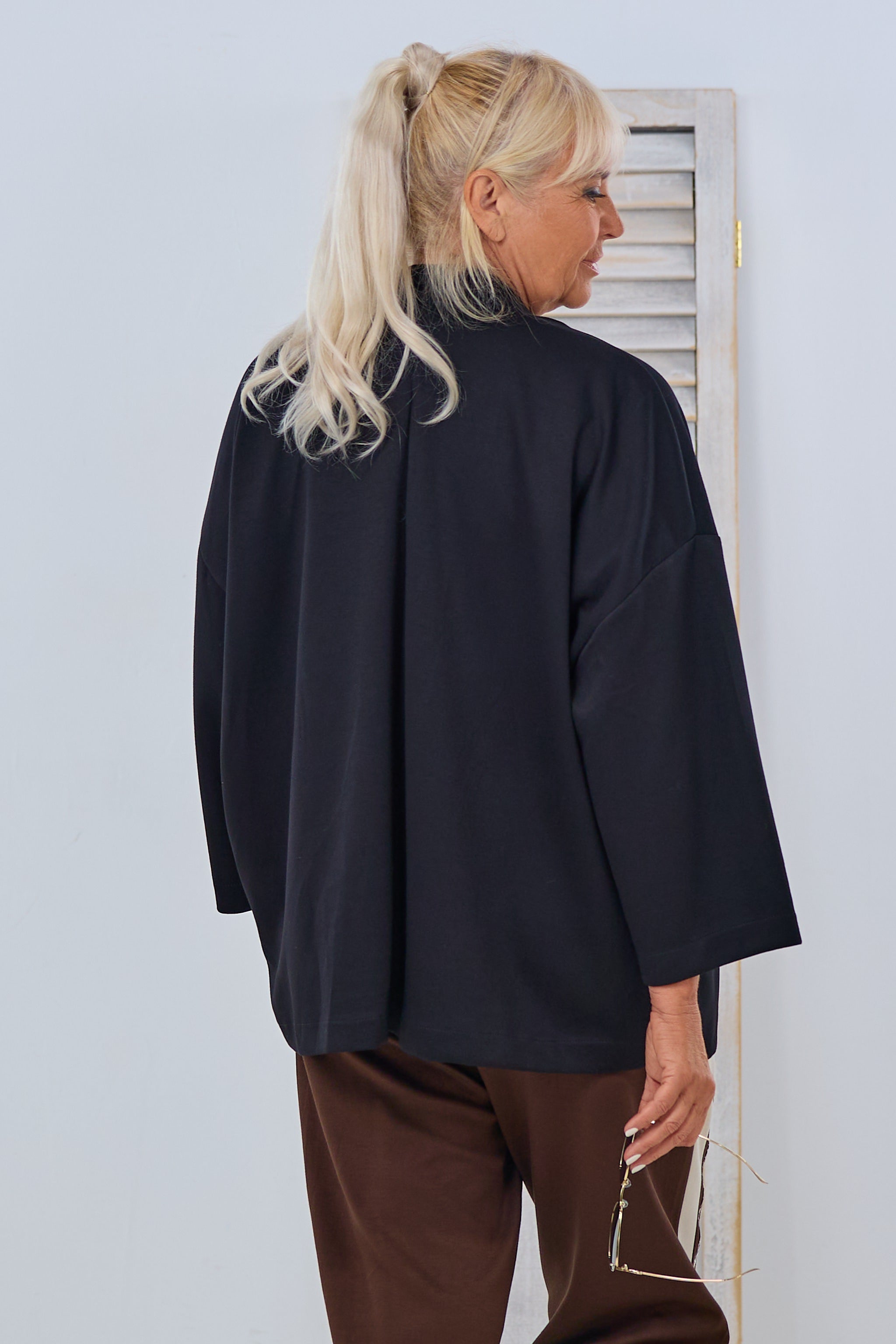 Leichte, offene Jacke mit Brosche, schwarz
