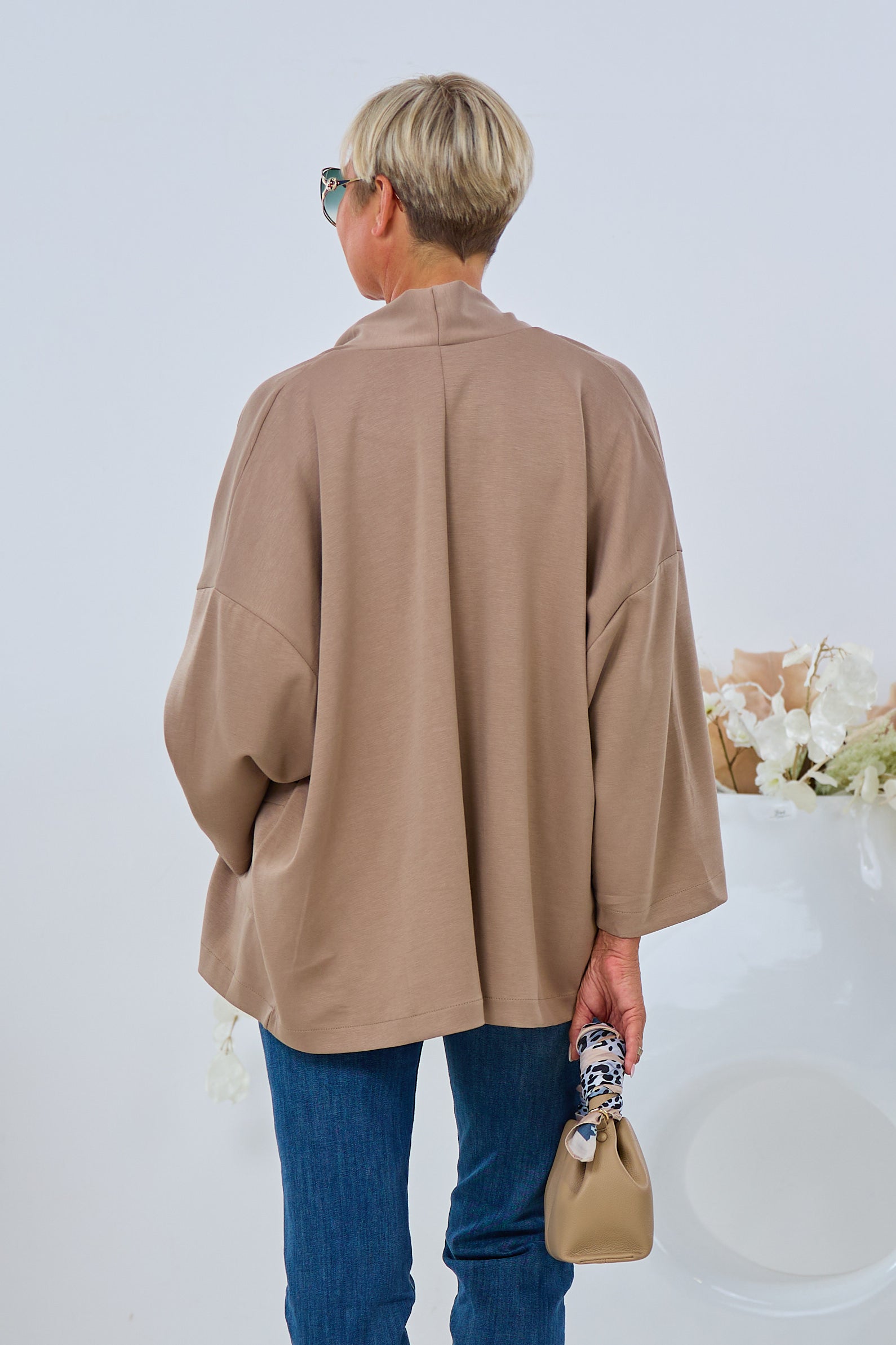 Leichte, offene Jacke mit Brosche, taupe