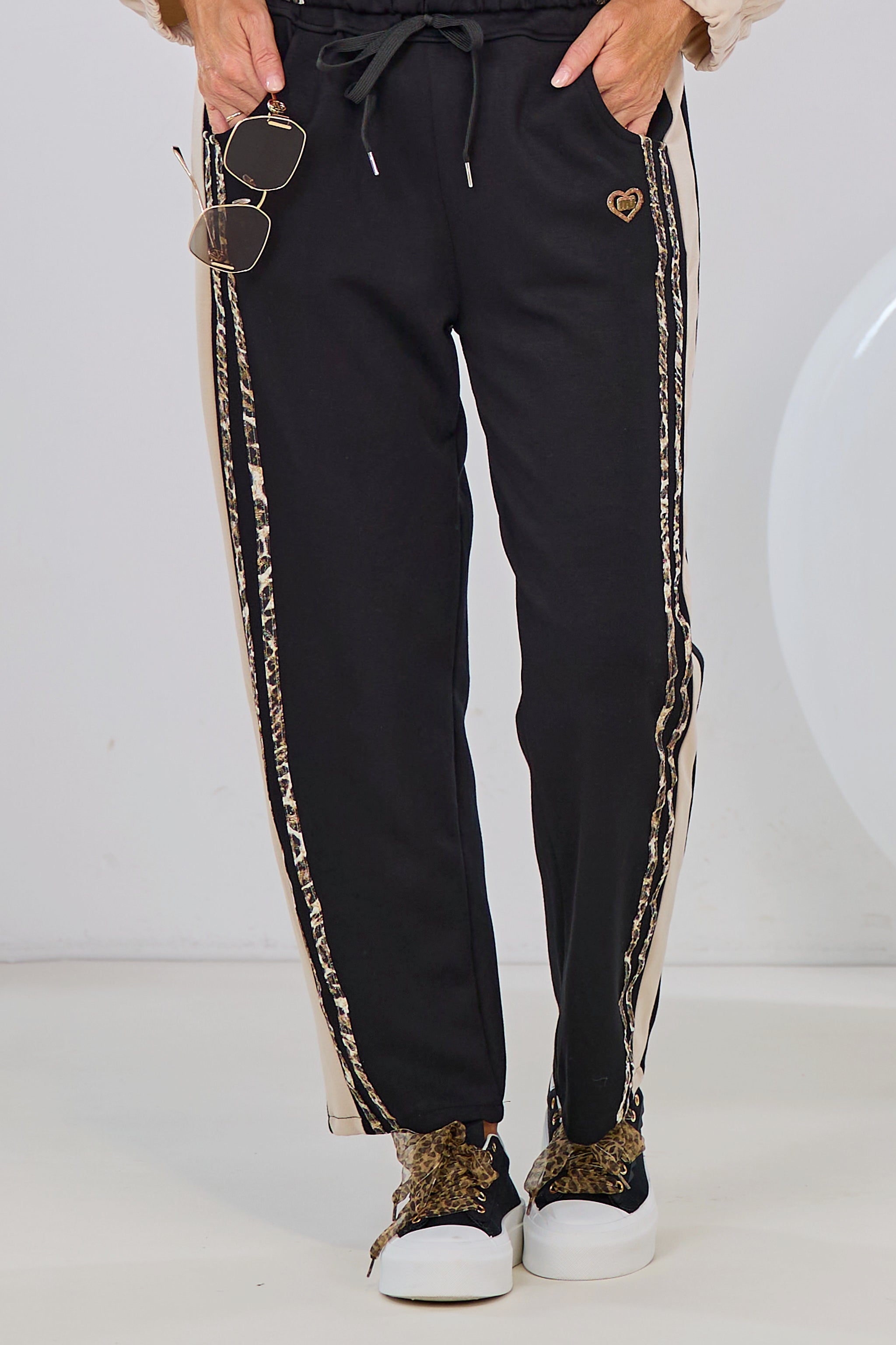 Cozy Hose mit seitlichen Streifen in leo, schwarz-leo