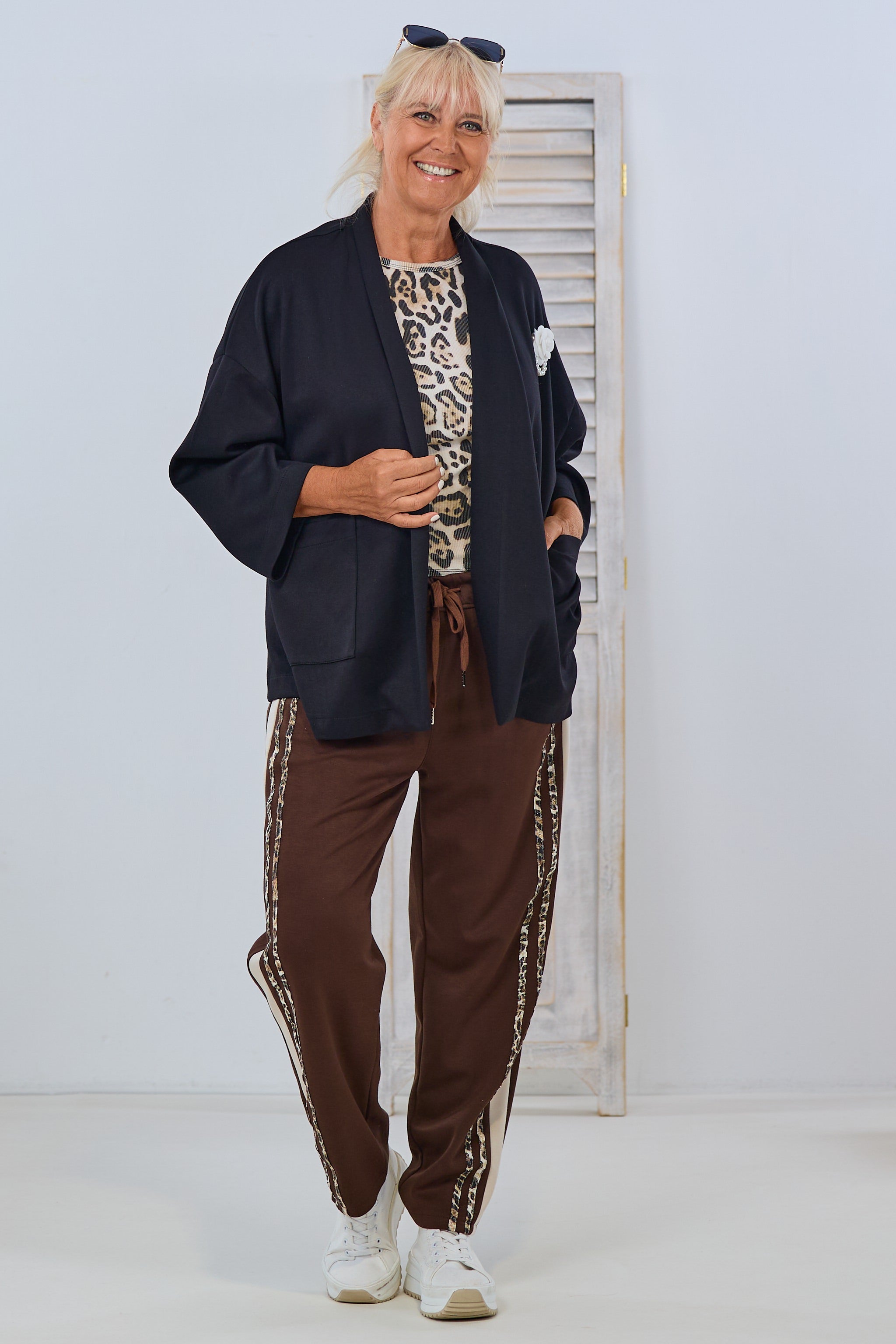 Cozy Hose mit seitlichen Streifen, braun-leo